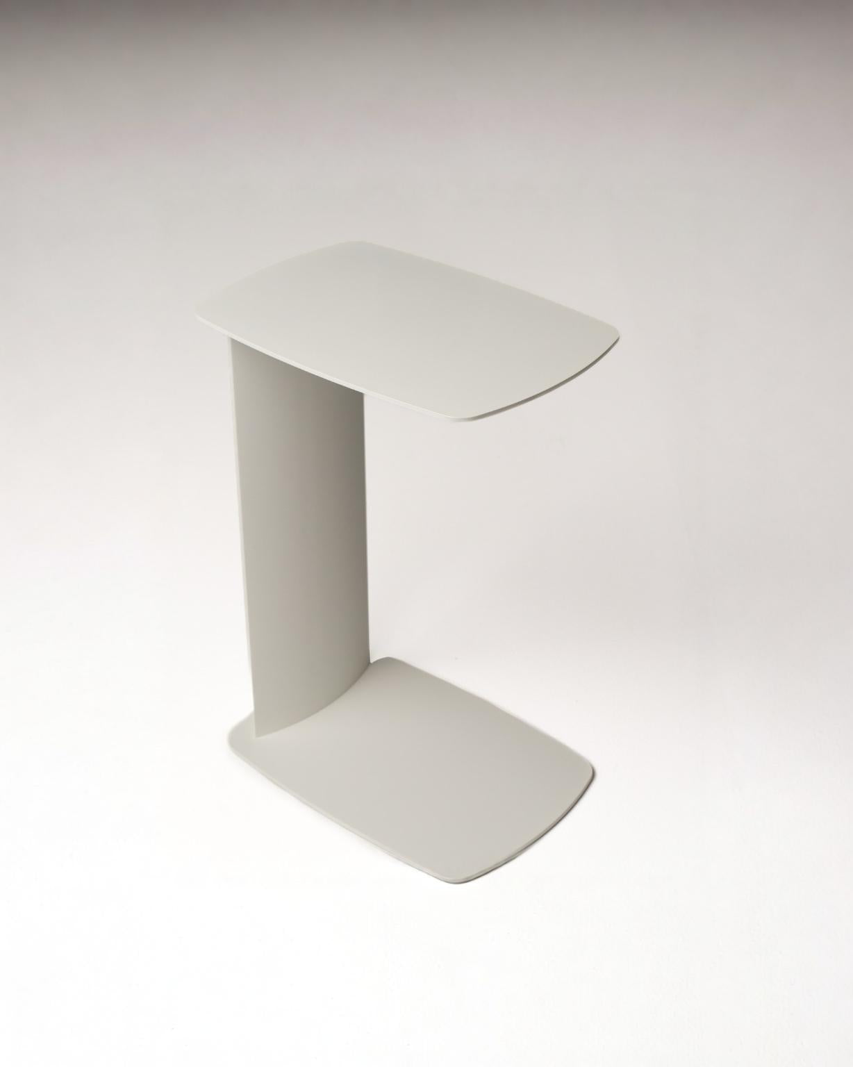 STANDBY – Beistelltisch aus Aluminium in C-Form, wetterfest für innen und außen