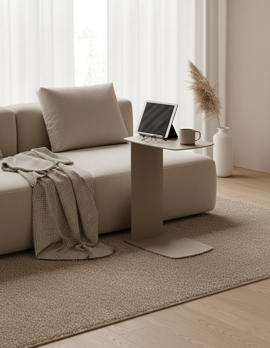 STANDBY – Beistelltisch aus Aluminium in C-Form, wetterfest für innen und außen