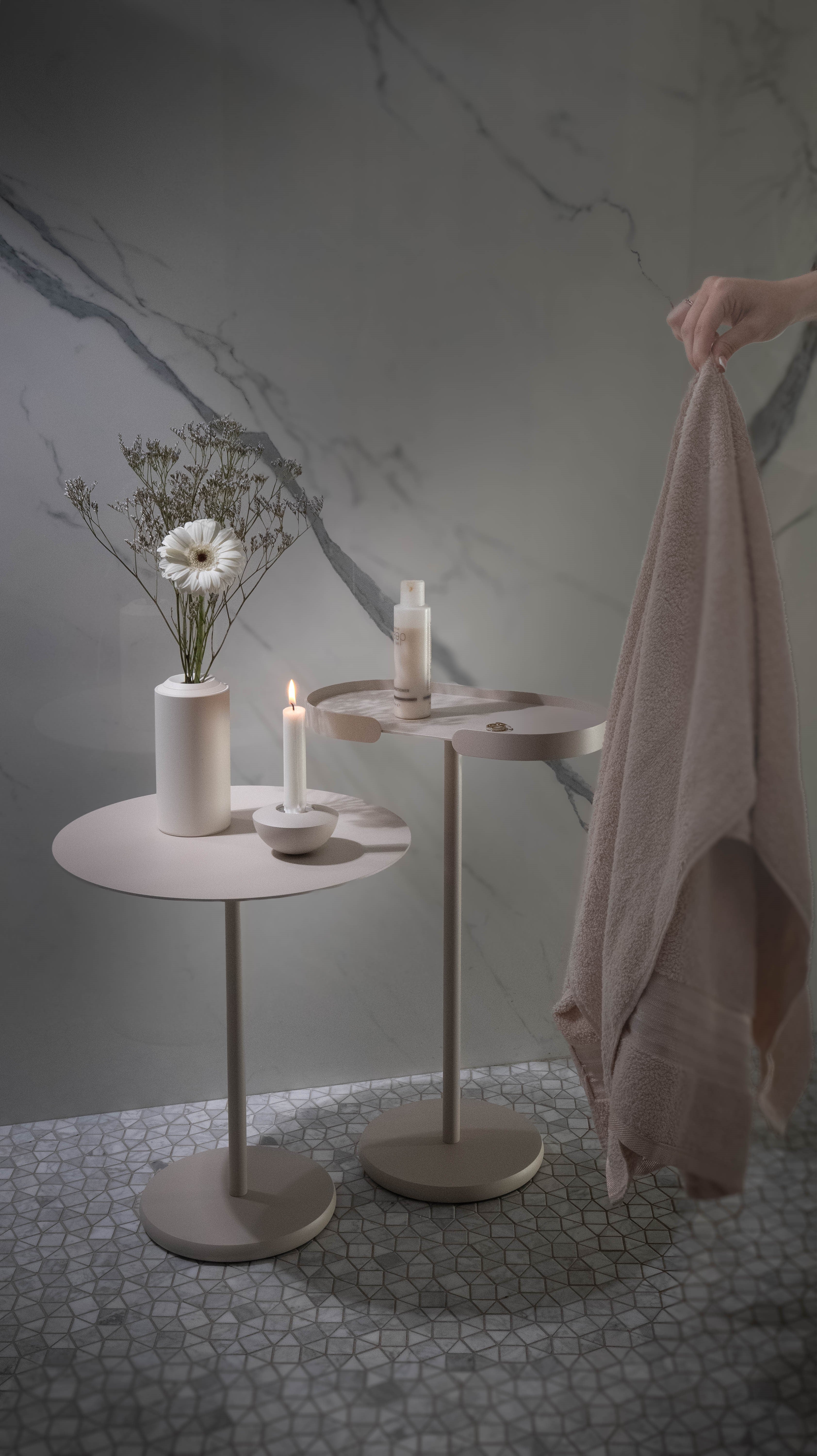Beistelltische aus Metall in Beige im Badezimmer mit Kerze und Pflegeprodukten als korrosionsbeständige Ablage