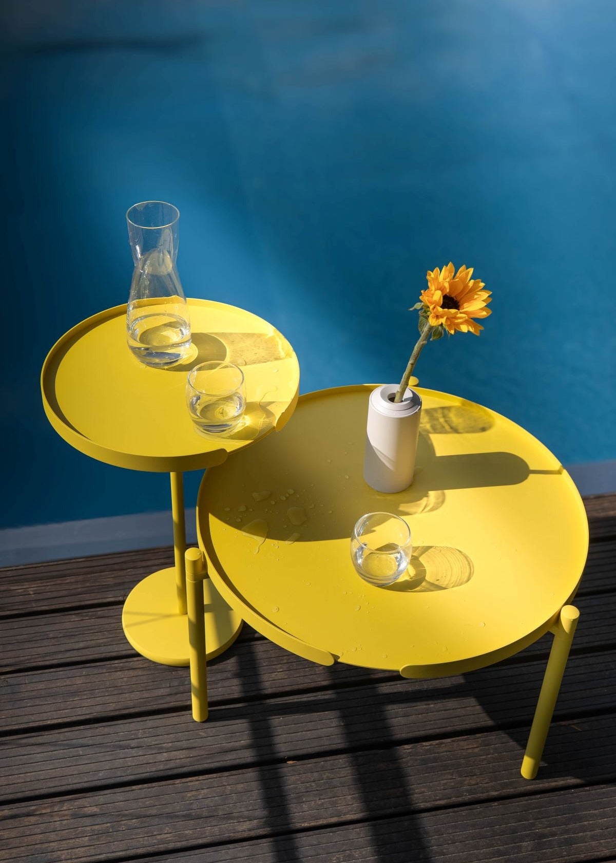 Outdoor Beistelltische aus Metall in Gelb von Siqual Design auf einer Terrasse am Pool