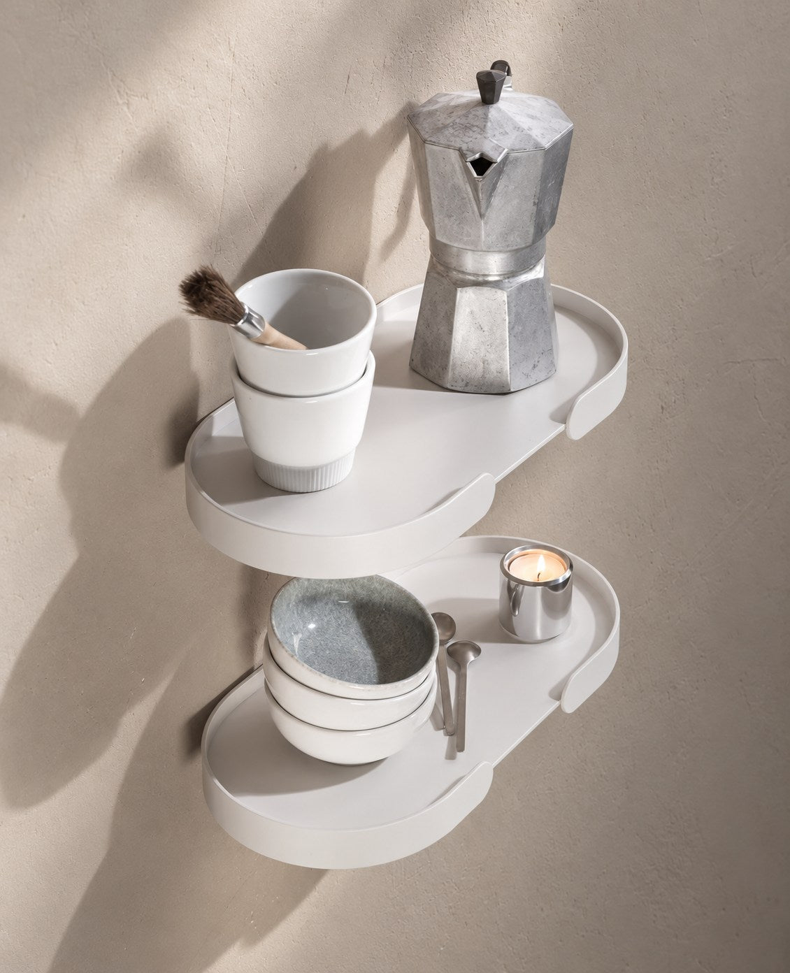 Wandregal aus Metall BUTLER Shelf von Siqual Design in Weiß aus zwei schwebenden Regalböden untereinander mit Tassen und Espressokanne