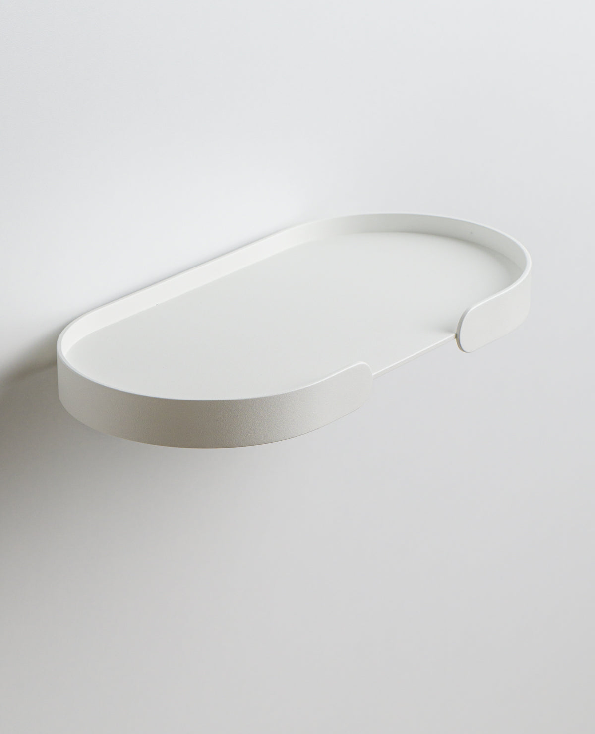 BUTLER Shelf – Schwebendes Wandregal aus Aluminium mit harmonischen Proportionen