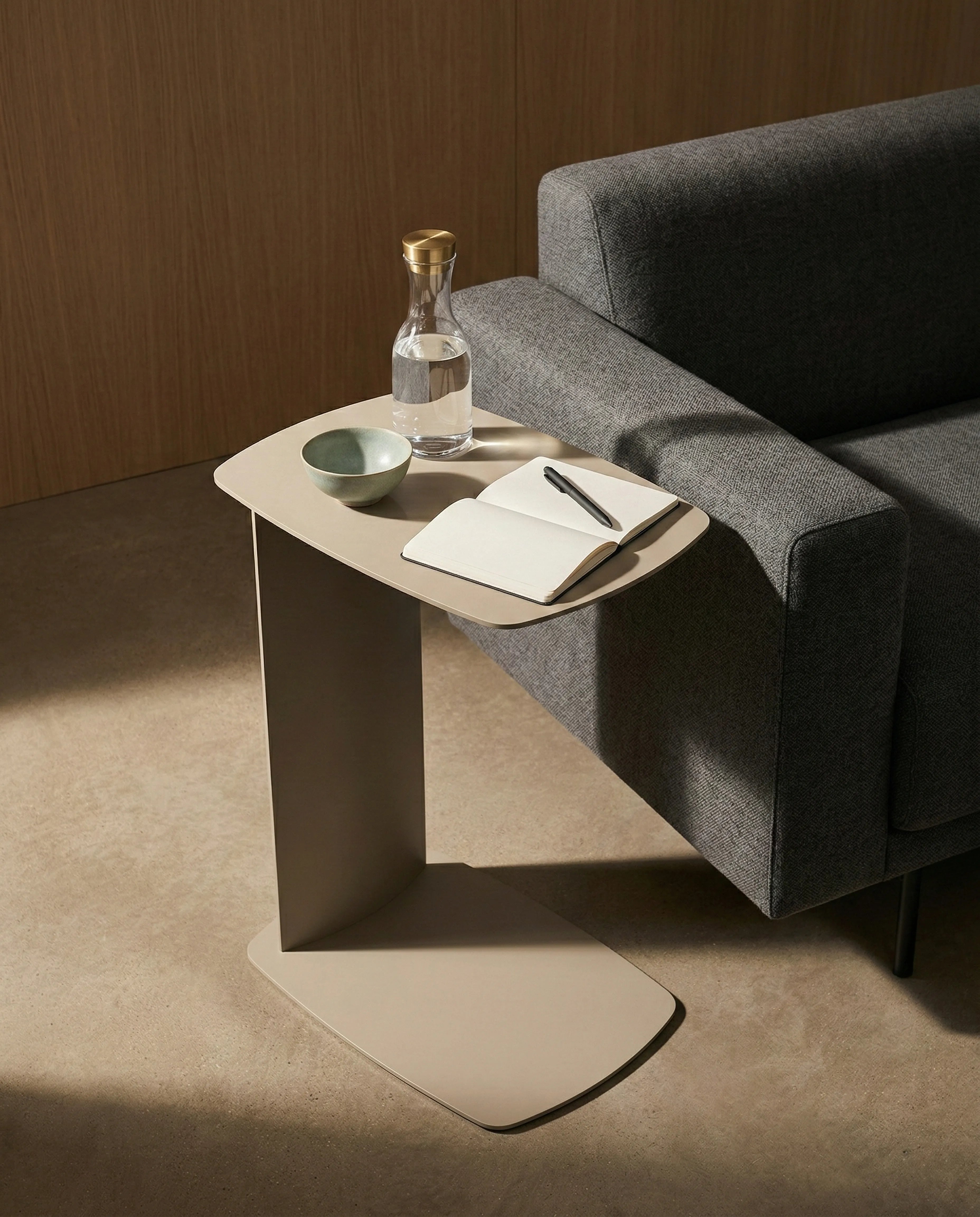 Beistelltisch aus Metall Standby in Beige neben der Sofalehne als flexible Ergänzung zum Couchtisch