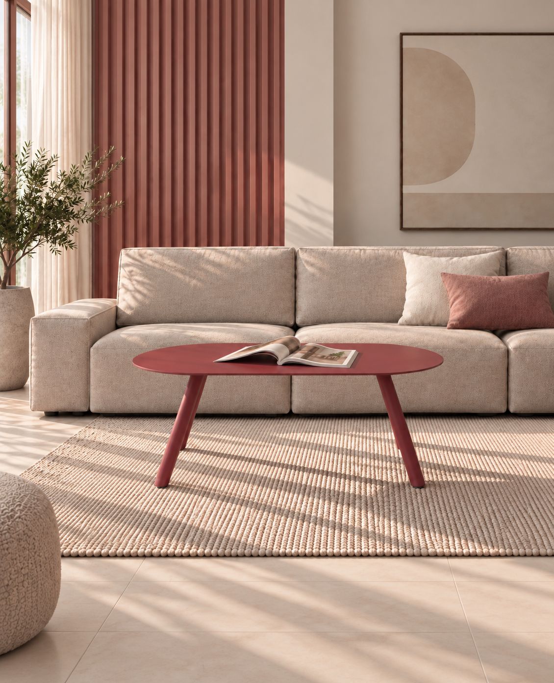 Ovaler Design-Couchtisch OLIVIO aus Metall in Purpurrot mit Magazin, vor einem beigen Sofa auf strukturiertem Teppich in einem modernen Wohnzimmer.