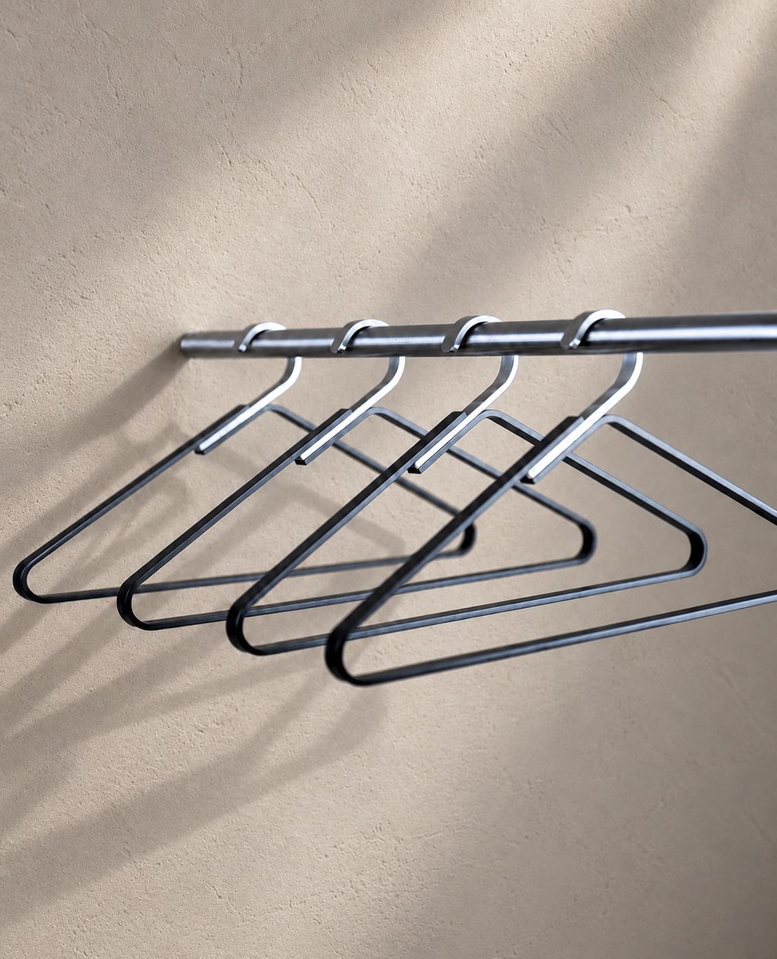 Schwarzer Kleiderbügel Silver Unique im 4er-Set – modernes Metall-Design von Siqual