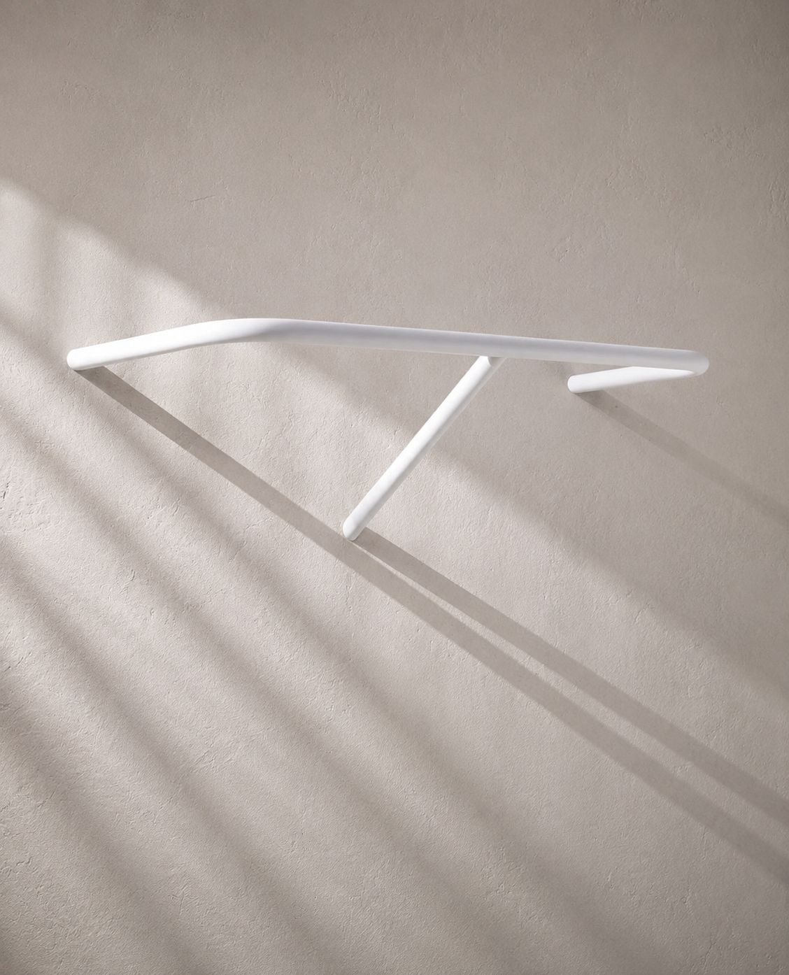 Weiße RAIL Garderobe aus Metall von Siqual Design in seitlicher Ansicht mit einfacher, unsichtbarer Wandmontage