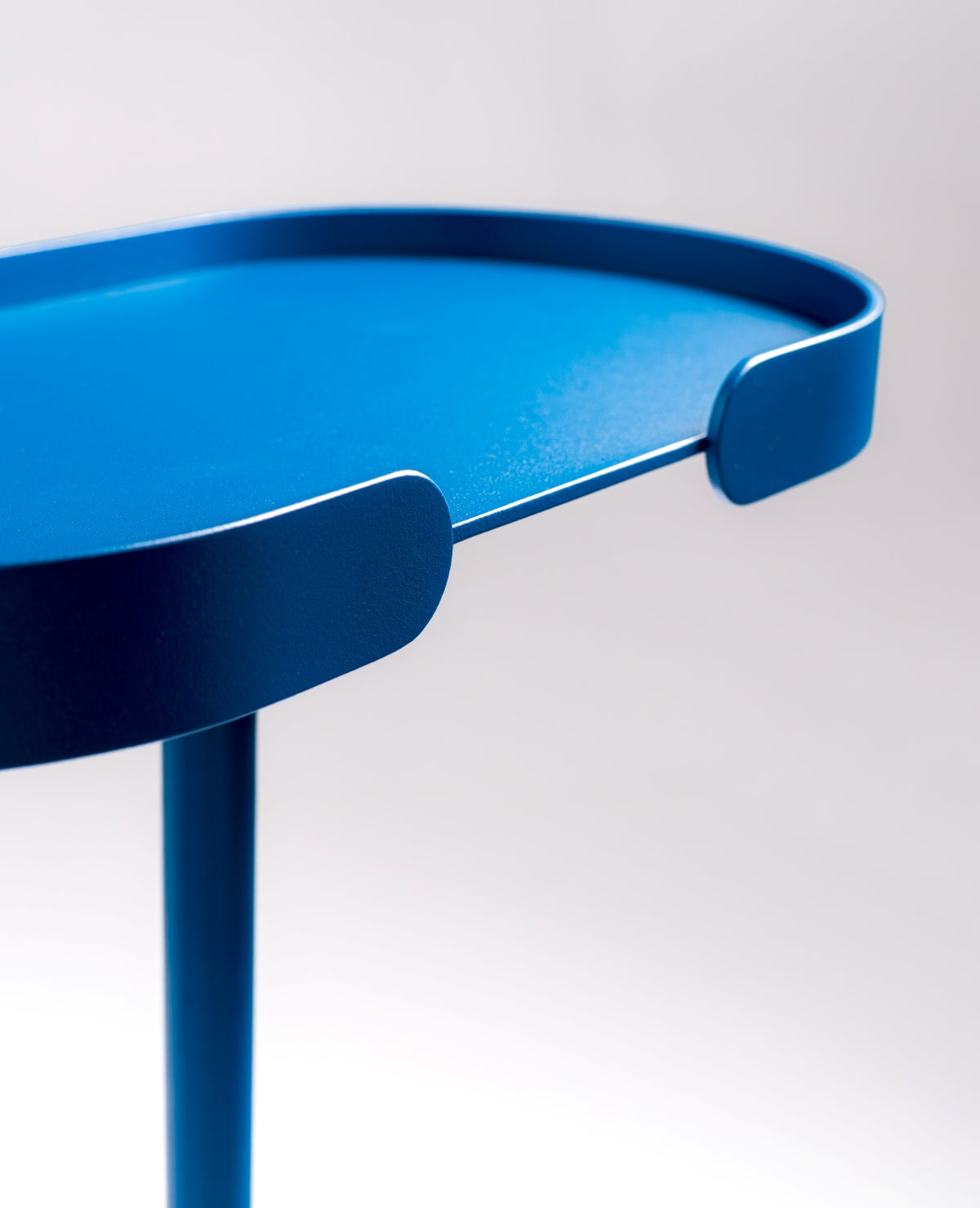 Detailansicht des STAN Beistelltischs aus Metall von Siqual Design mit matter Pulverbeschichtung