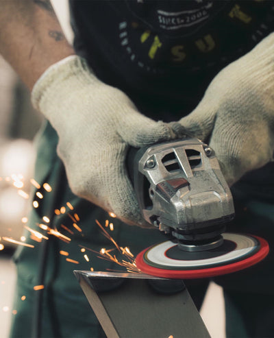 Detailaufnahme aus der Manufaktur von Siqual Design während der präzisen Metallfertigung
