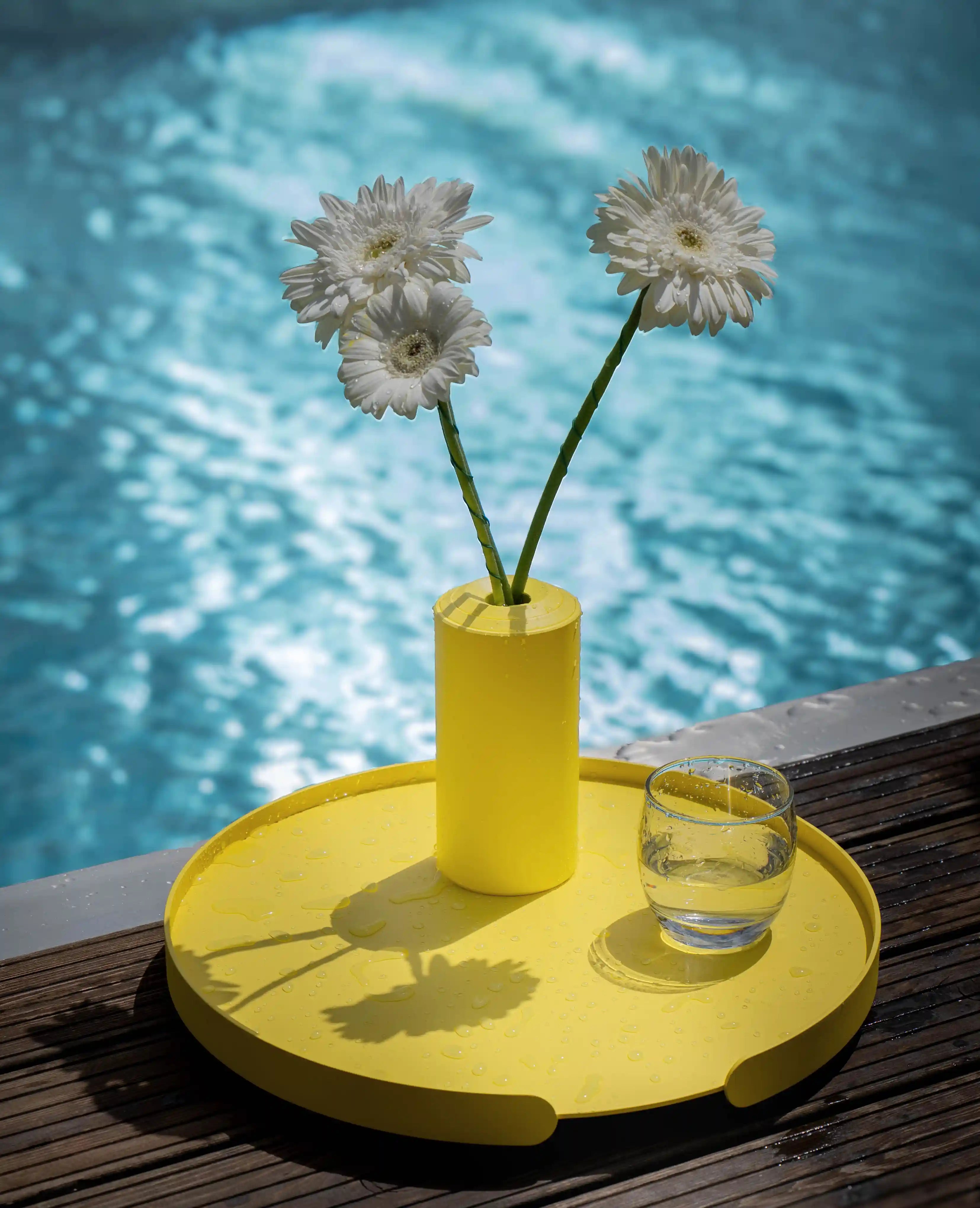 Floare Vase aus Metall in sonnigem Gelb – dekorativer Blickfang auf der Terrasse