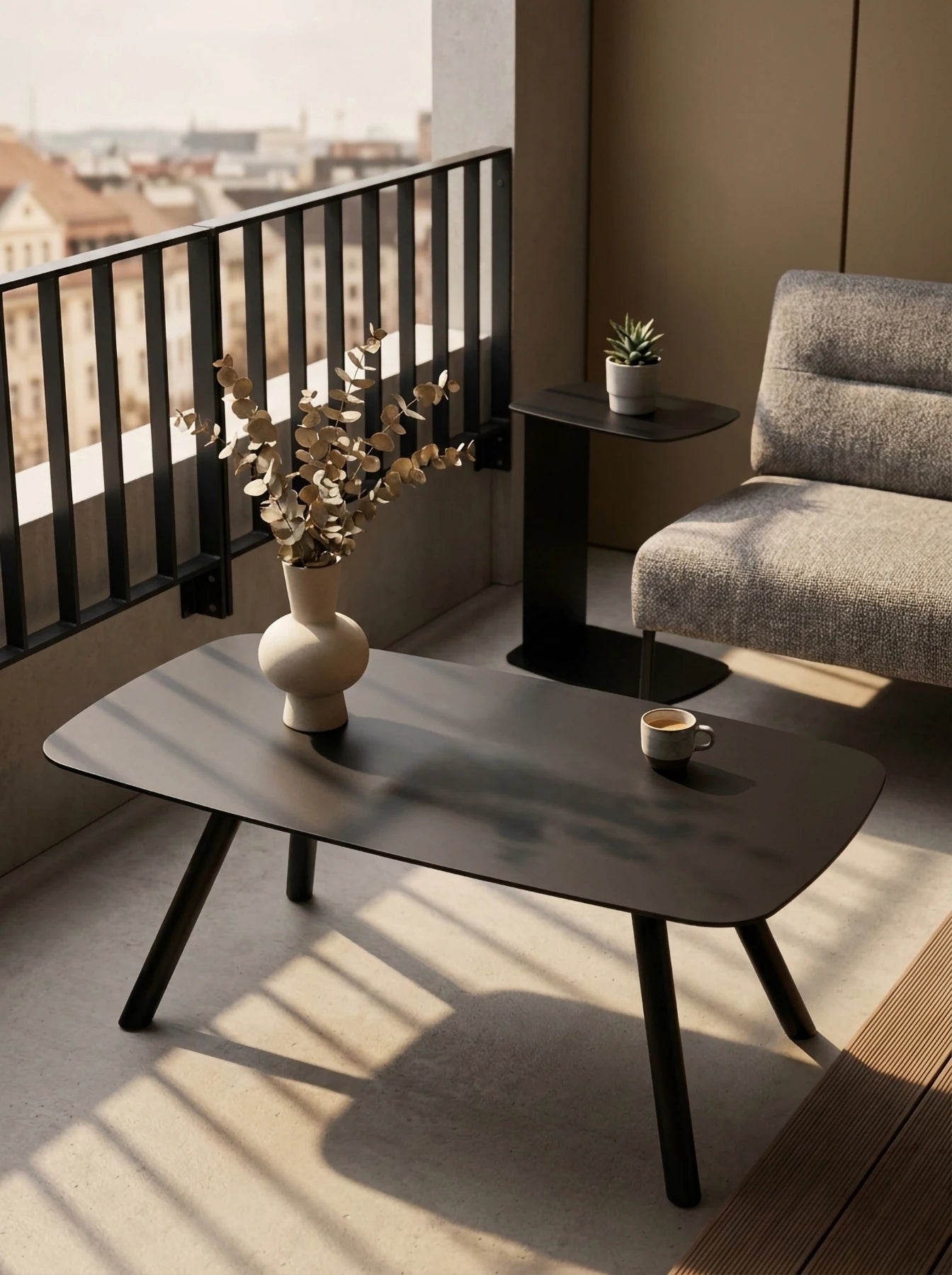 Schwarzer FORMA Couchtisch aus Metall für Balkon und Terrasse mit Outdoor-Lounge