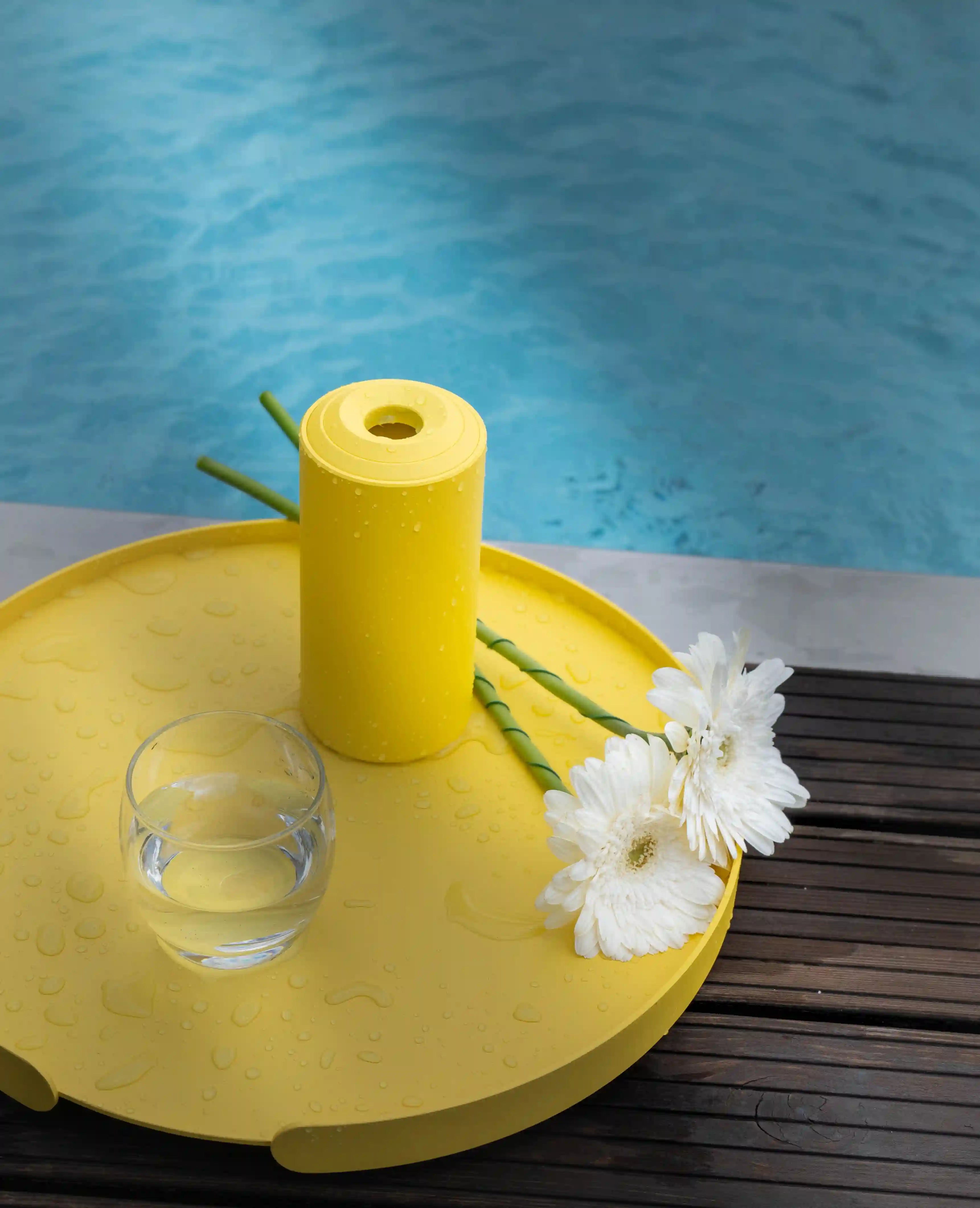 Floare Vase mit Blumen auf Lilo Tablett – dekorative Anwendung für drinnen und draußen