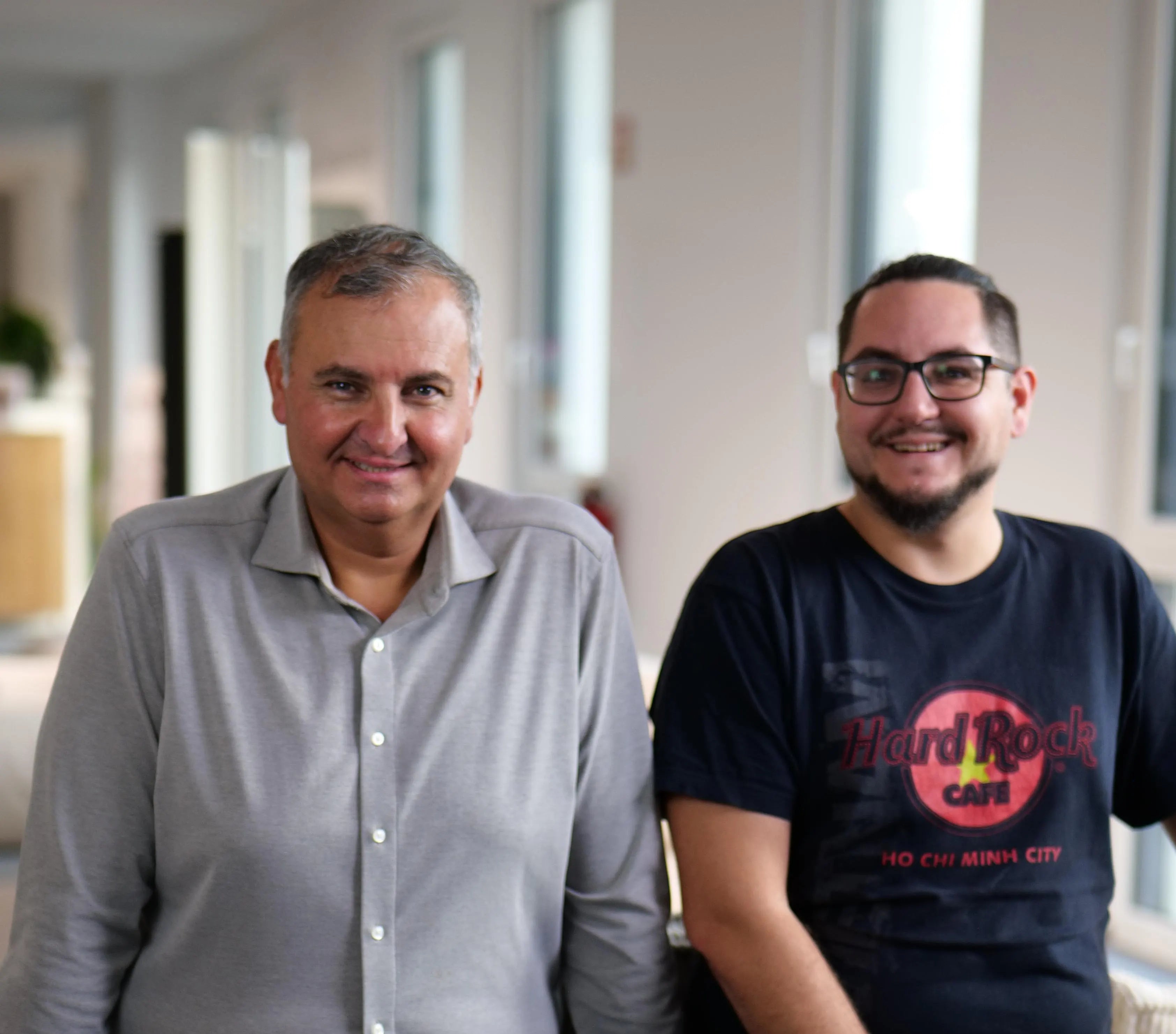 Portrait von Georg Simzian und seinem Sohn Harald in der Metallmanufaktur von SIMAUSROM