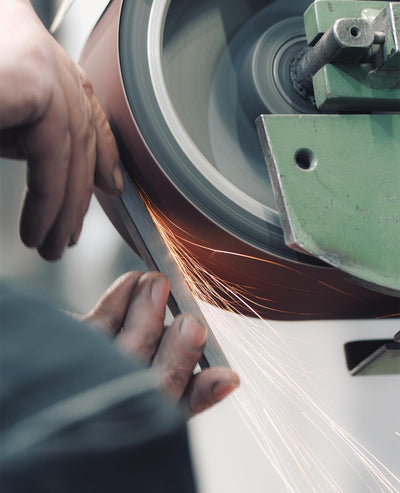 Handarbeit in der Metallbearbeitung bei Siqual Design in der Manufaktur