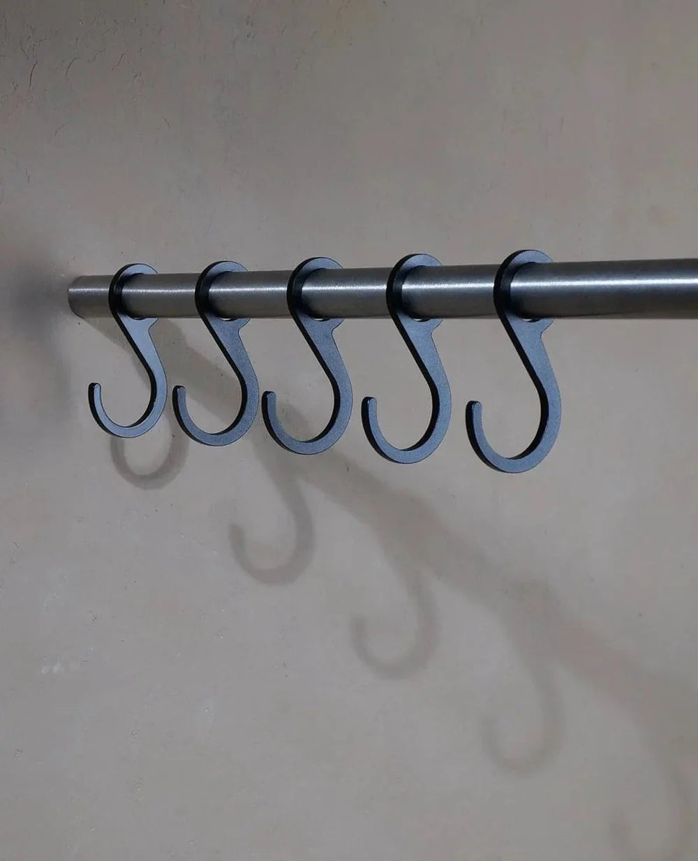 5er-Set Hanger Haken in Schwarz – Metallhaken zum Einhängen an Garderobenstangen