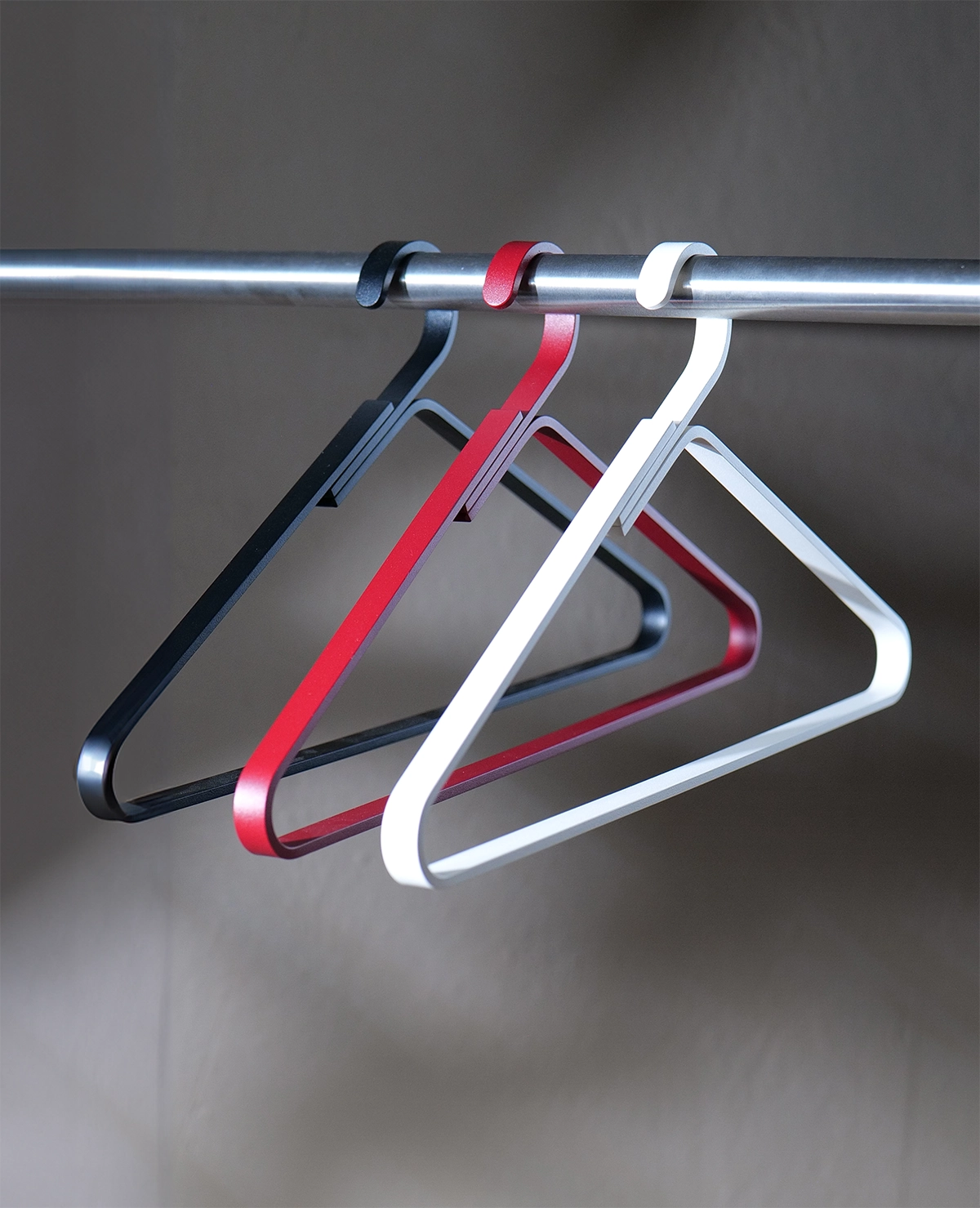 Minimalistischer Metall Kleiderbügel für einen stilvollen und organisierten Kleiderschrank