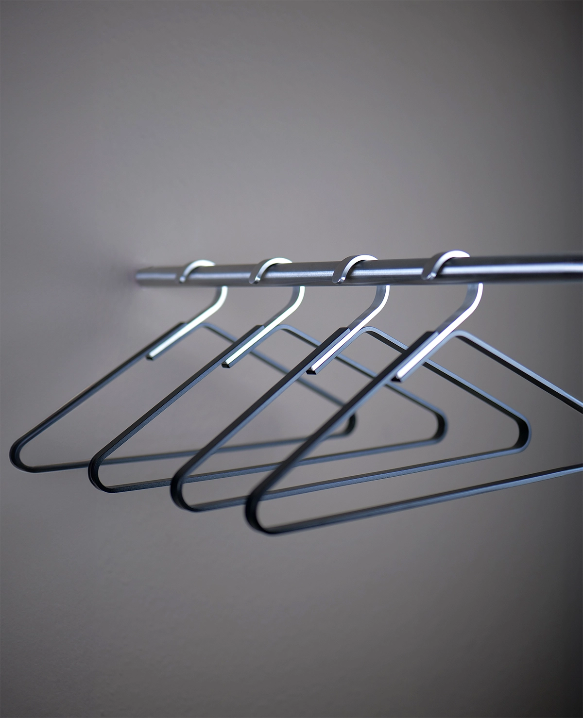 Schwarzer Kleiderbügel aus Metall mit modernem und langlebigem Design