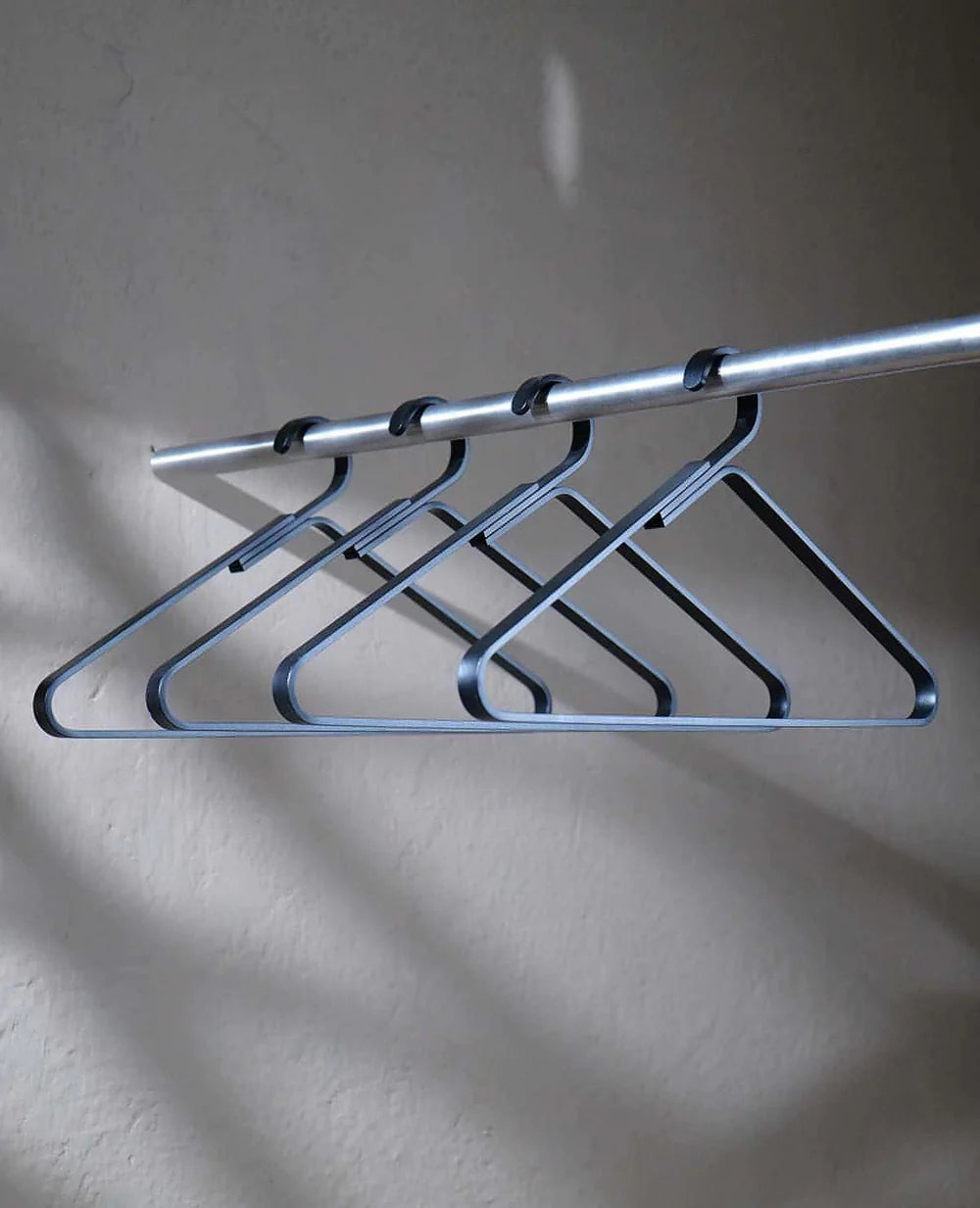 Metallkleiderbügel Unique in Schwarz – minimalistisches Design von Siqual