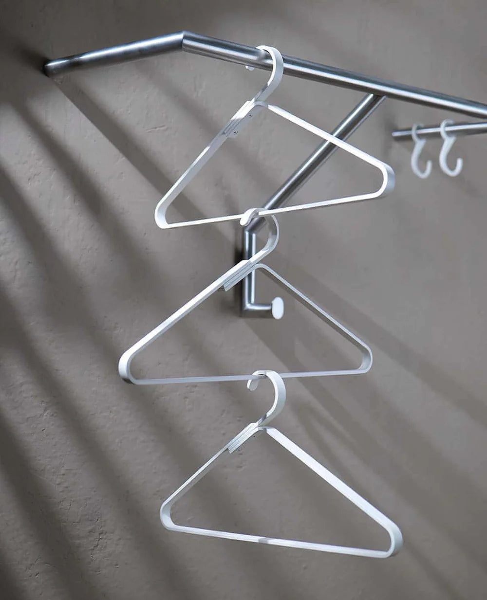 Cremeweißer Metallkleiderbügel Unique – schlicht, stabil und hochwertig verarbeitet
