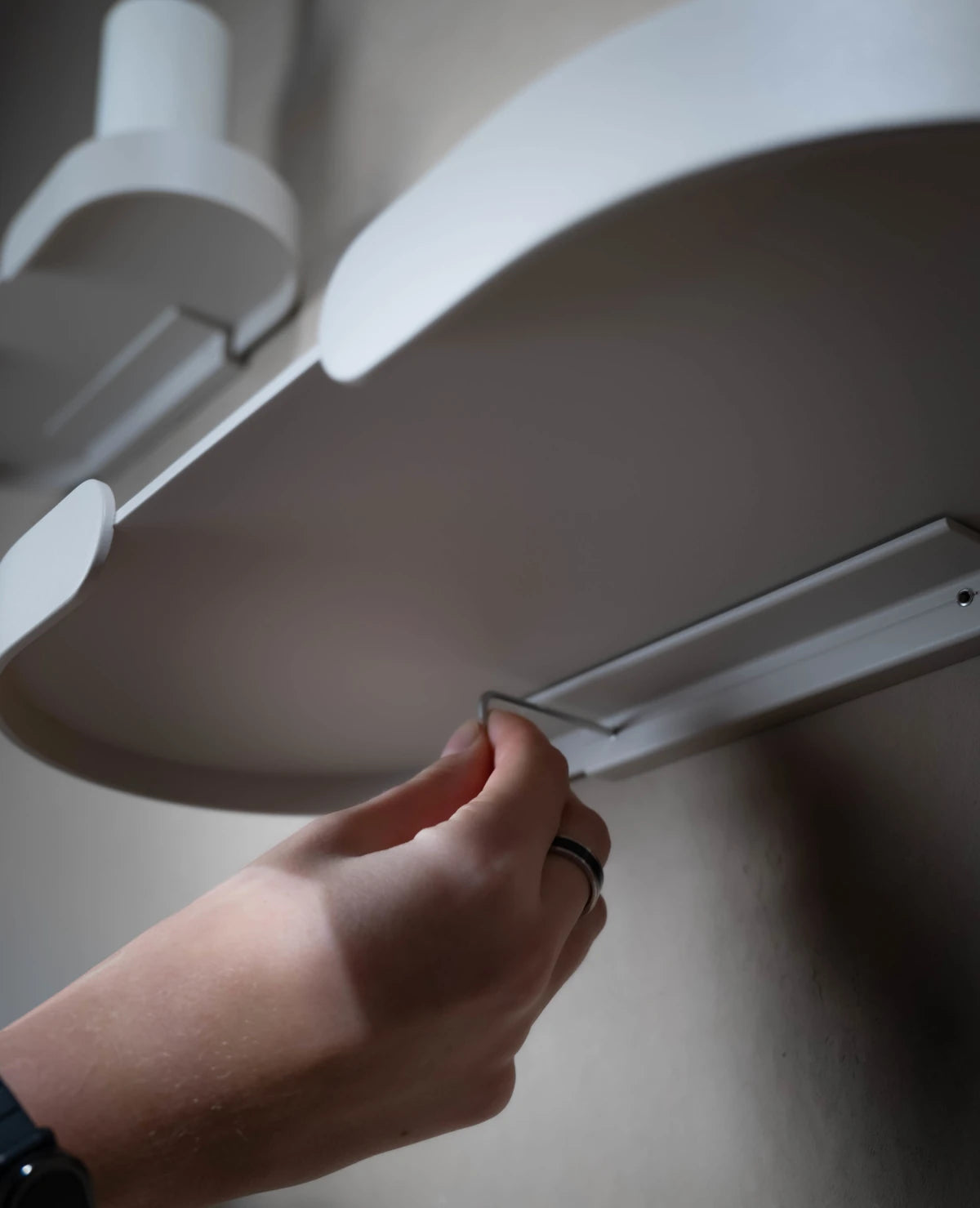 LUNGO Shelf – 2-in-1 Designobjekt als Wandregal und Tablett