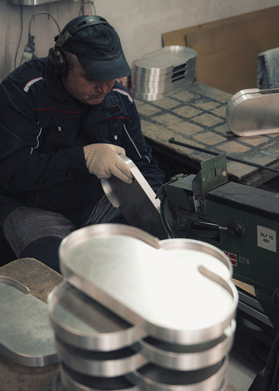 Handarbeit in der Siqual Design Manufaktur bei der Fertigung von Aluminium-Wandregalen