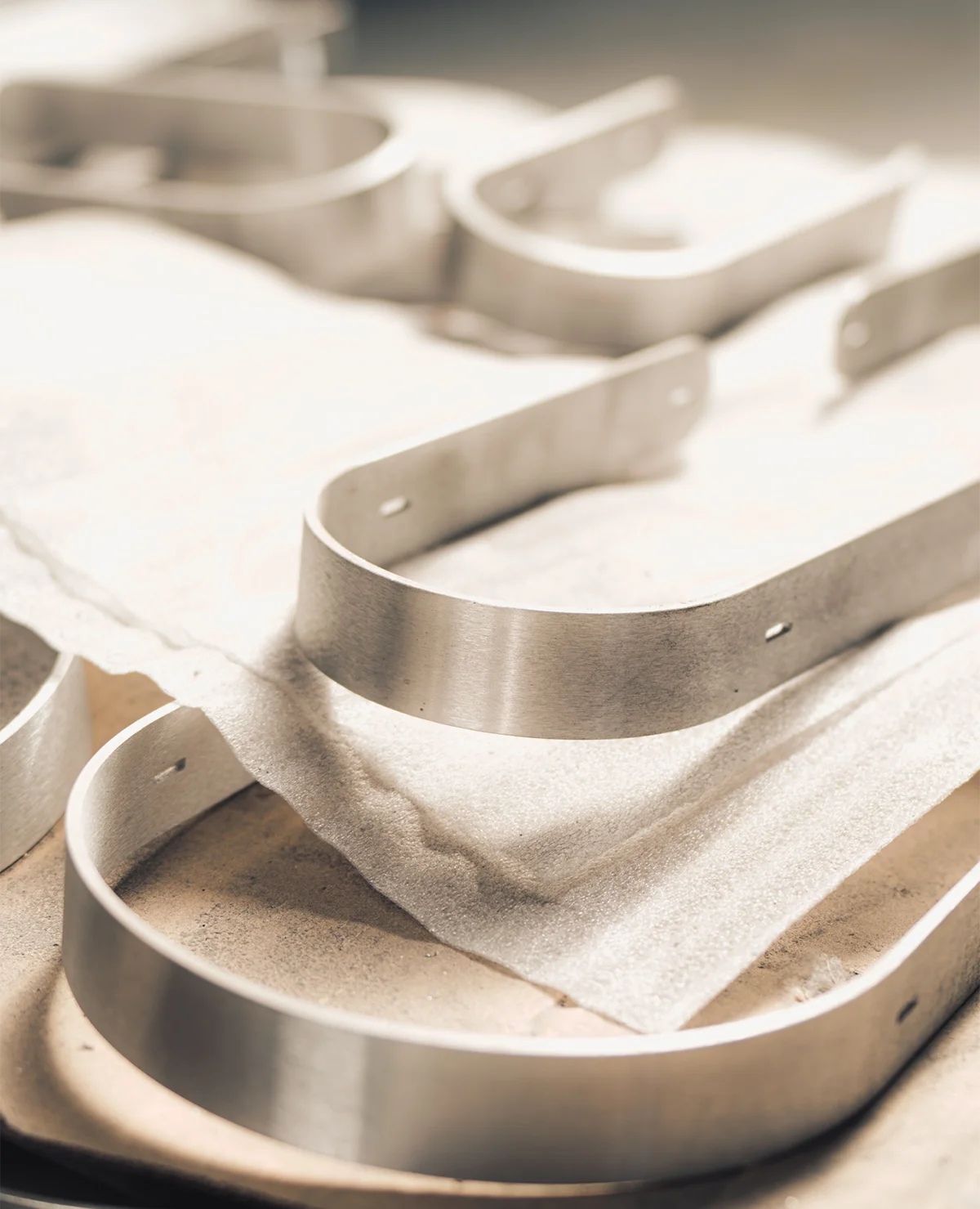 Metallrahmen länglicher Tabletts im Detail während der Fertigung in der Siqual Design Manufaktur