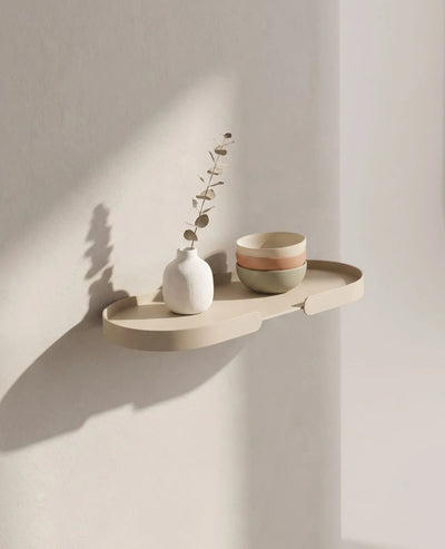 Zwei MONDO Shelf Wandregale aus Aluminium untereinander, dekoriert mit Pflanzen, Gläsern, Schüsseln und Bildern, harmonische Wandgestaltung im Wohnzimmer oder Essbereich, zeitloses und vielseitiges Wandregal.