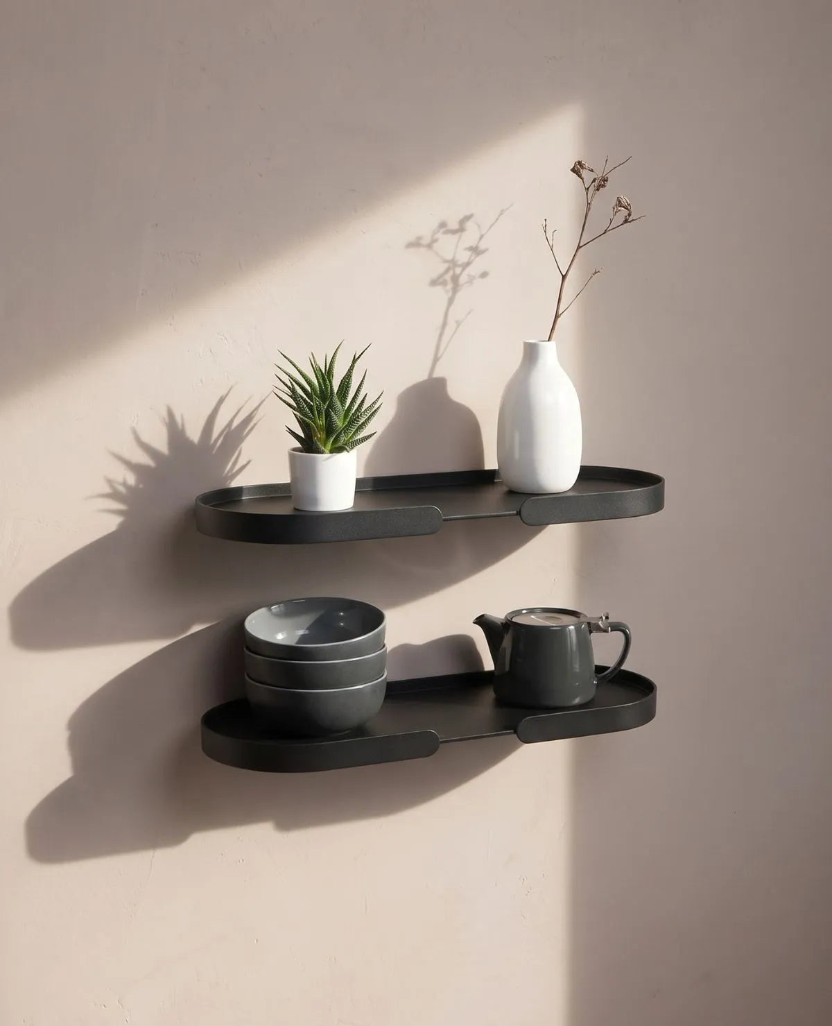 Zwei MONDO Shelf Wandregale aus Aluminium untereinander, dekoriert mit Pflanzen, Gläsern, Schüsseln und Bildern, harmonische Wandgestaltung im Wohnzimmer oder Essbereich, zeitloses und vielseitiges Wandregal.