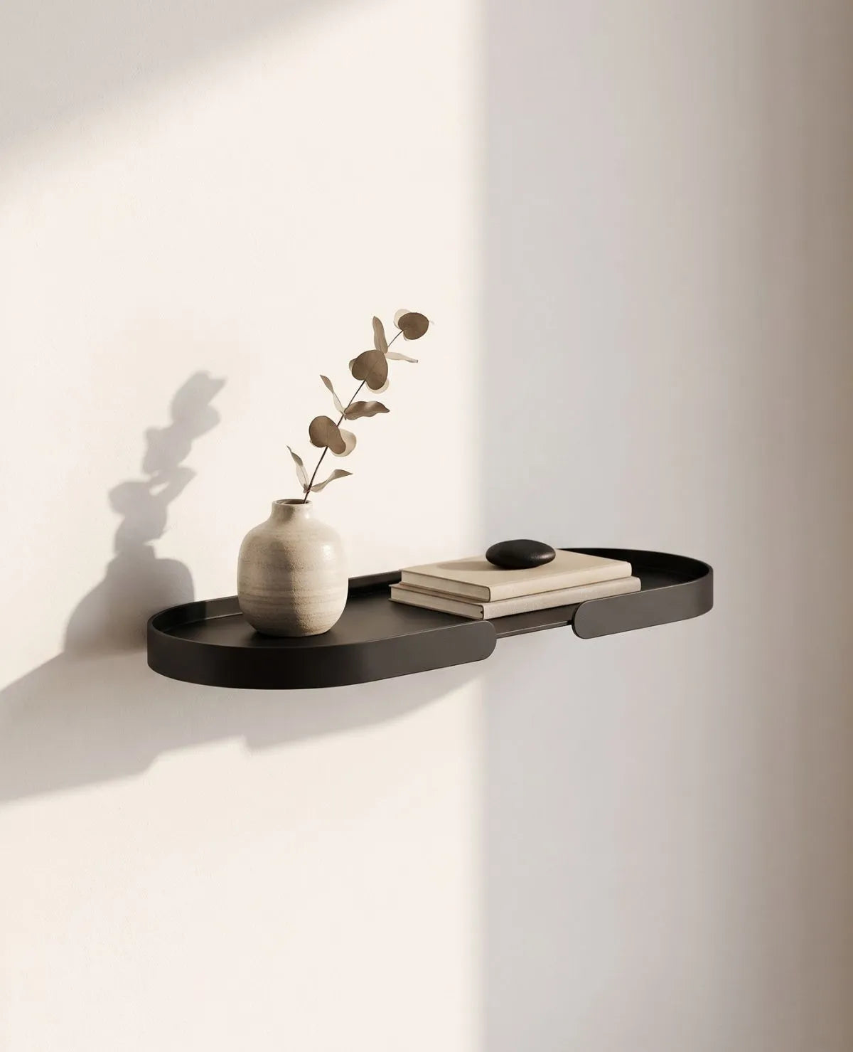 Zwei MONDO Shelf Wandregale aus Aluminium untereinander, dekoriert mit Pflanzen, Gläsern, Schüsseln und Bildern, harmonische Wandgestaltung im Wohnzimmer oder Essbereich, zeitloses und vielseitiges Wandregal.