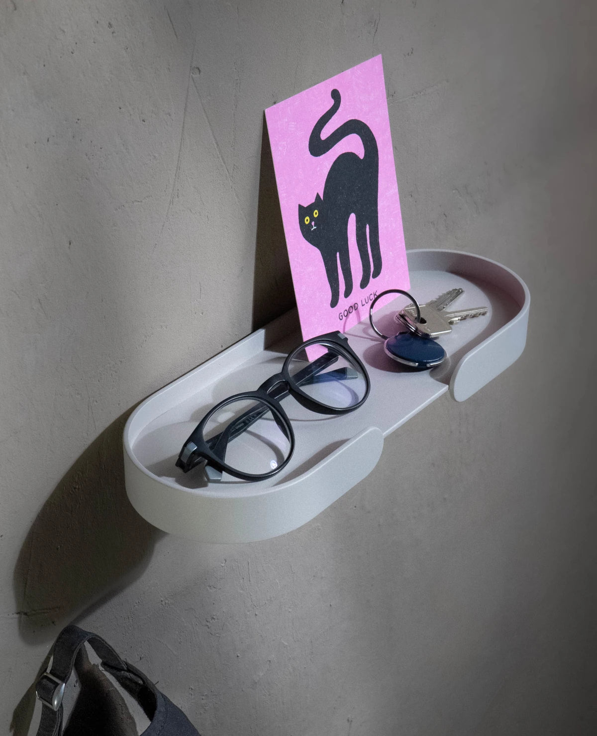 MORTIMER Shelf – Kompaktes Wandregal aus Aluminium mit schwebender Optik