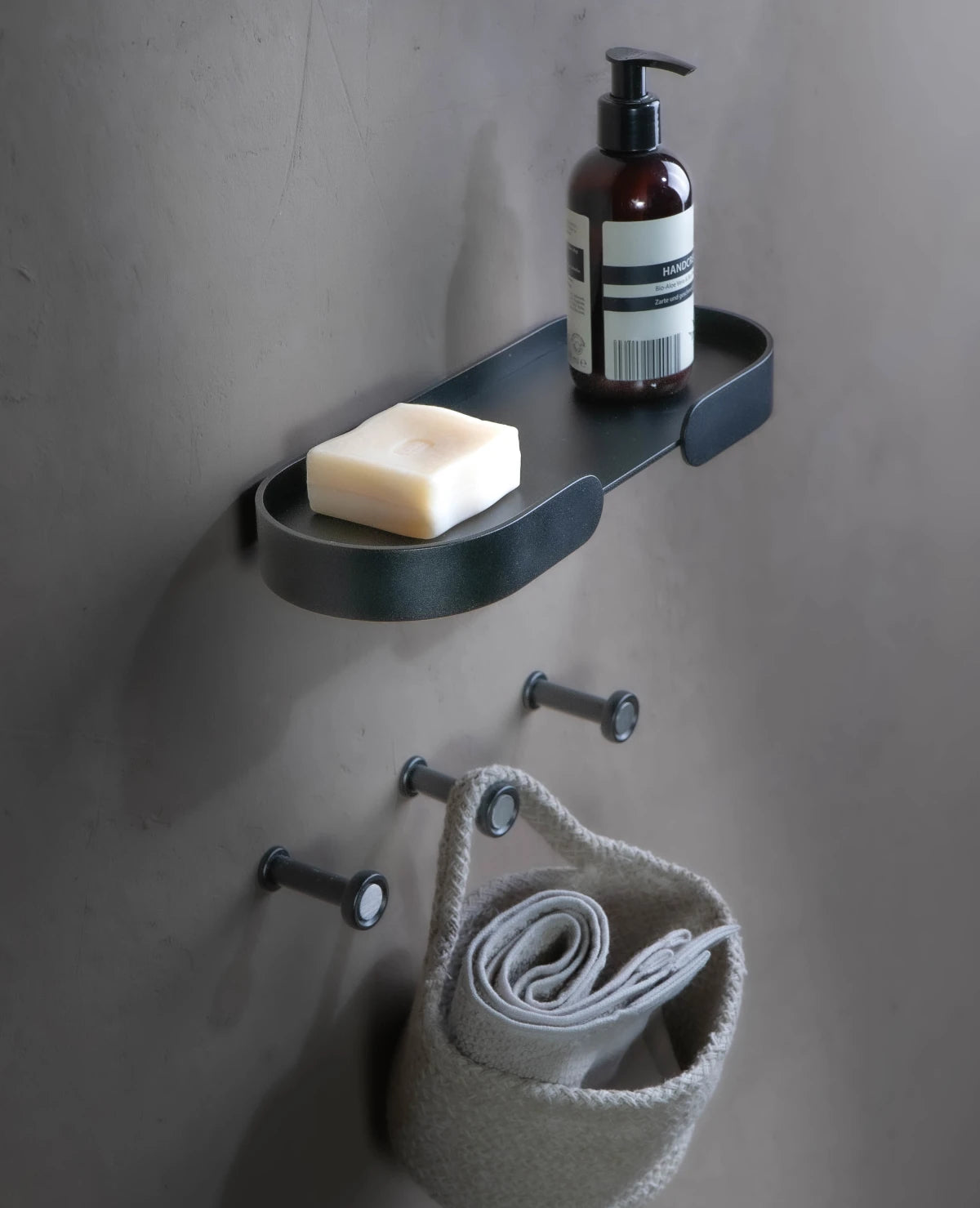 MORTIMER Shelf – Kompaktes Wandregal aus Aluminium mit schwebender Optik