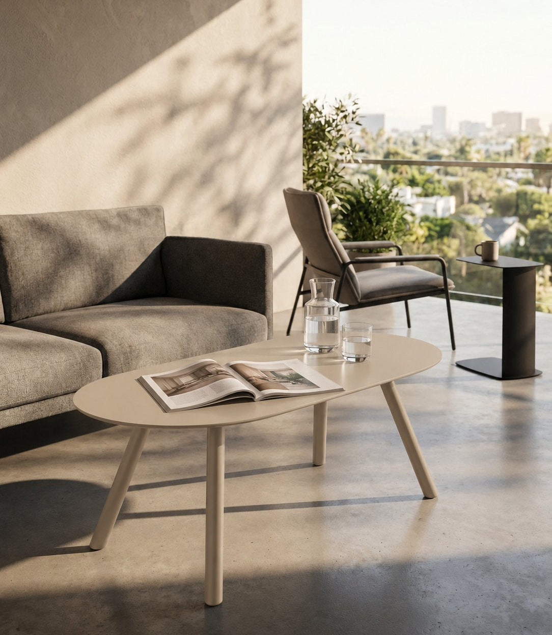 Couchtisch OLIVIO aus Metall in Champagne Beige von Siqual Design auf dem Balkon mit Zeitschrift und Gläsern