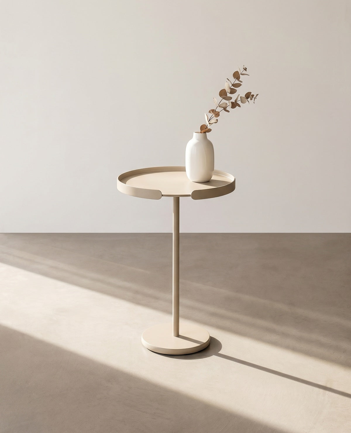 Moderner Metall-Beistelltisch OLLIE in Champagner Beige von Siqual Design mit abnehmbarem Serviertablett.
