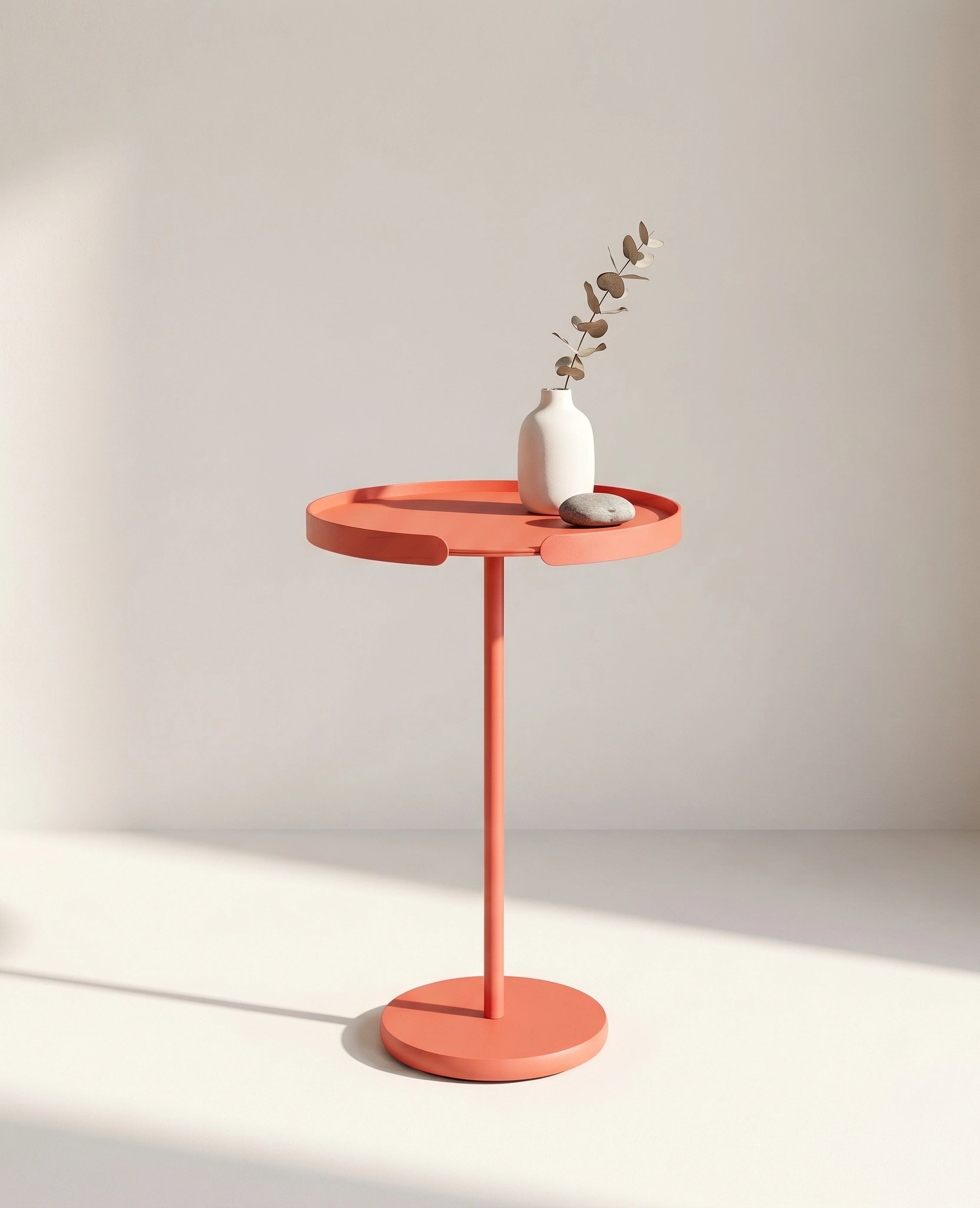OLLIE Beistelltisch aus Metall in Lachsorange von Siqual Design mit wetterfester Oberfläche und abnehmbarem Tablett.