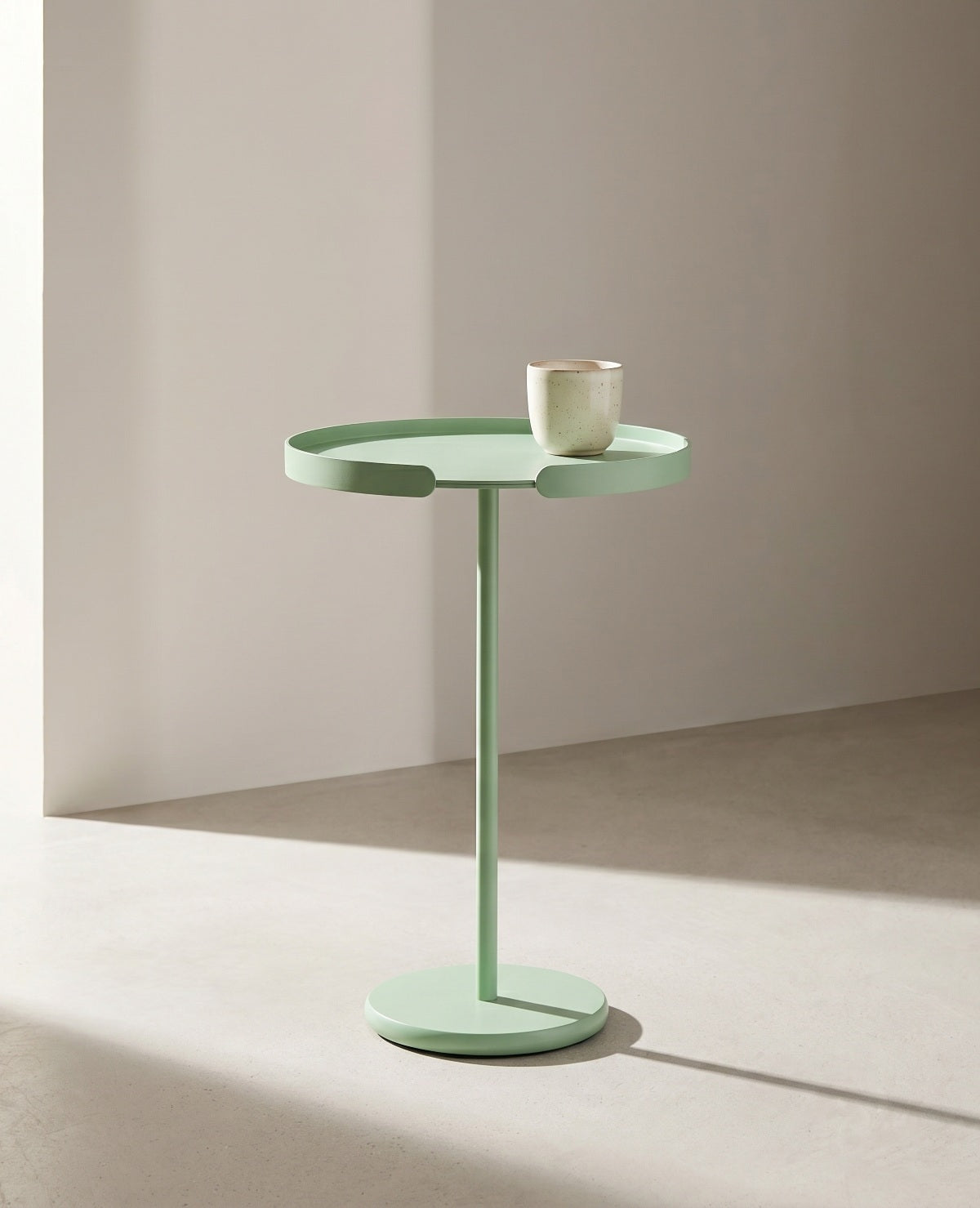 OLLIE Beistelltisch aus Metall in Mint von Siqual Design mit abnehmbarem Tablett für Balkon und Terrasse.