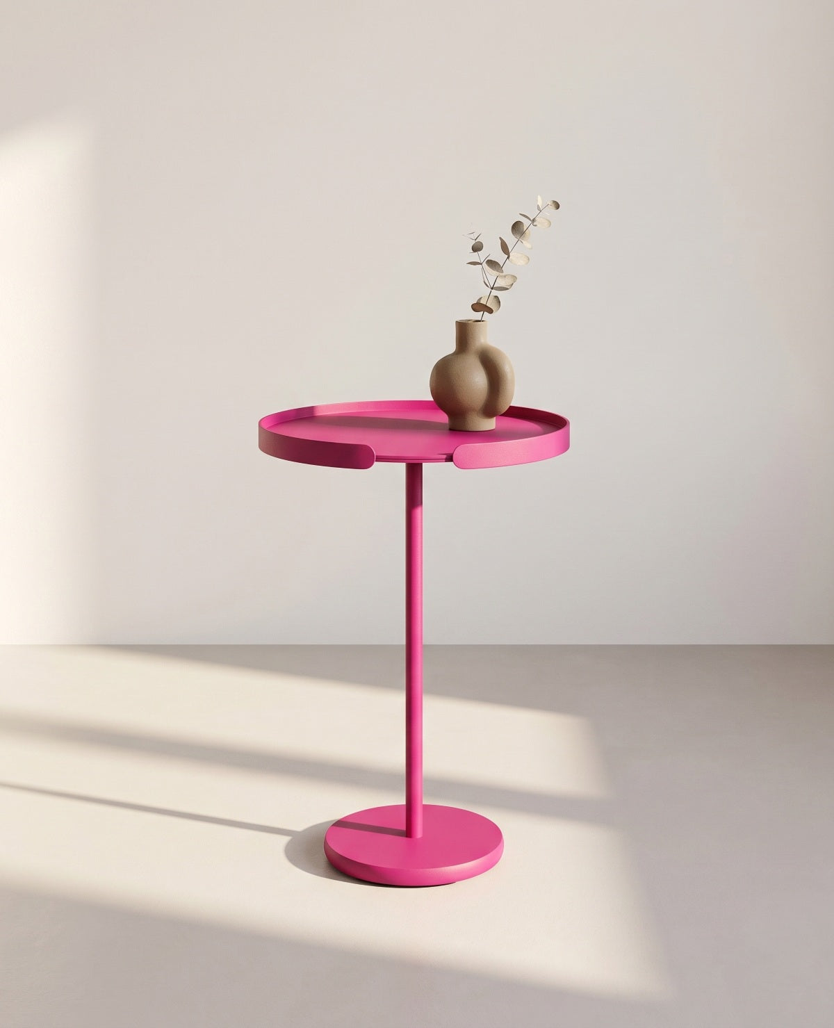 OLLIE Beistelltisch aus Metall in Pink Magenta von Siqual Design mit abnehmbarem Tablett und wetterfester Pulverbeschichtung.