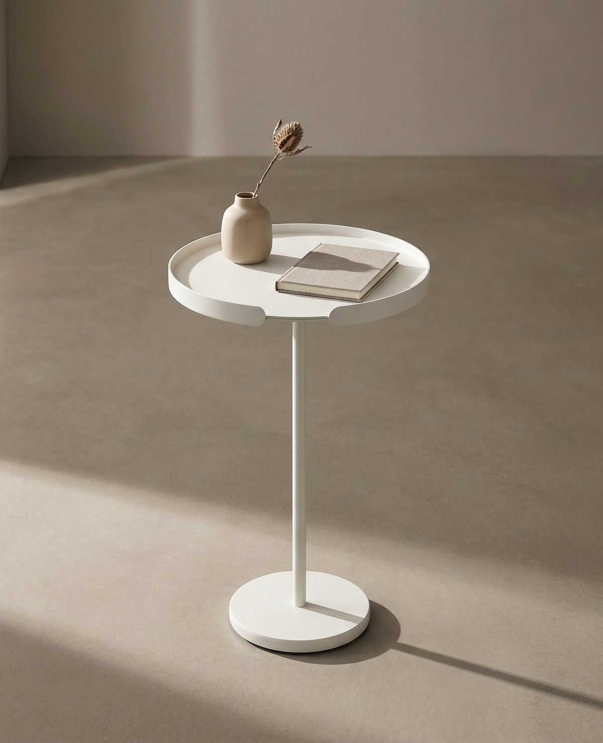 OLLIE Beistelltisch aus Metall in Weiß von Siqual Design mit abnehmbarem Tablett für Wohnraum, Balkon und Terrasse.
