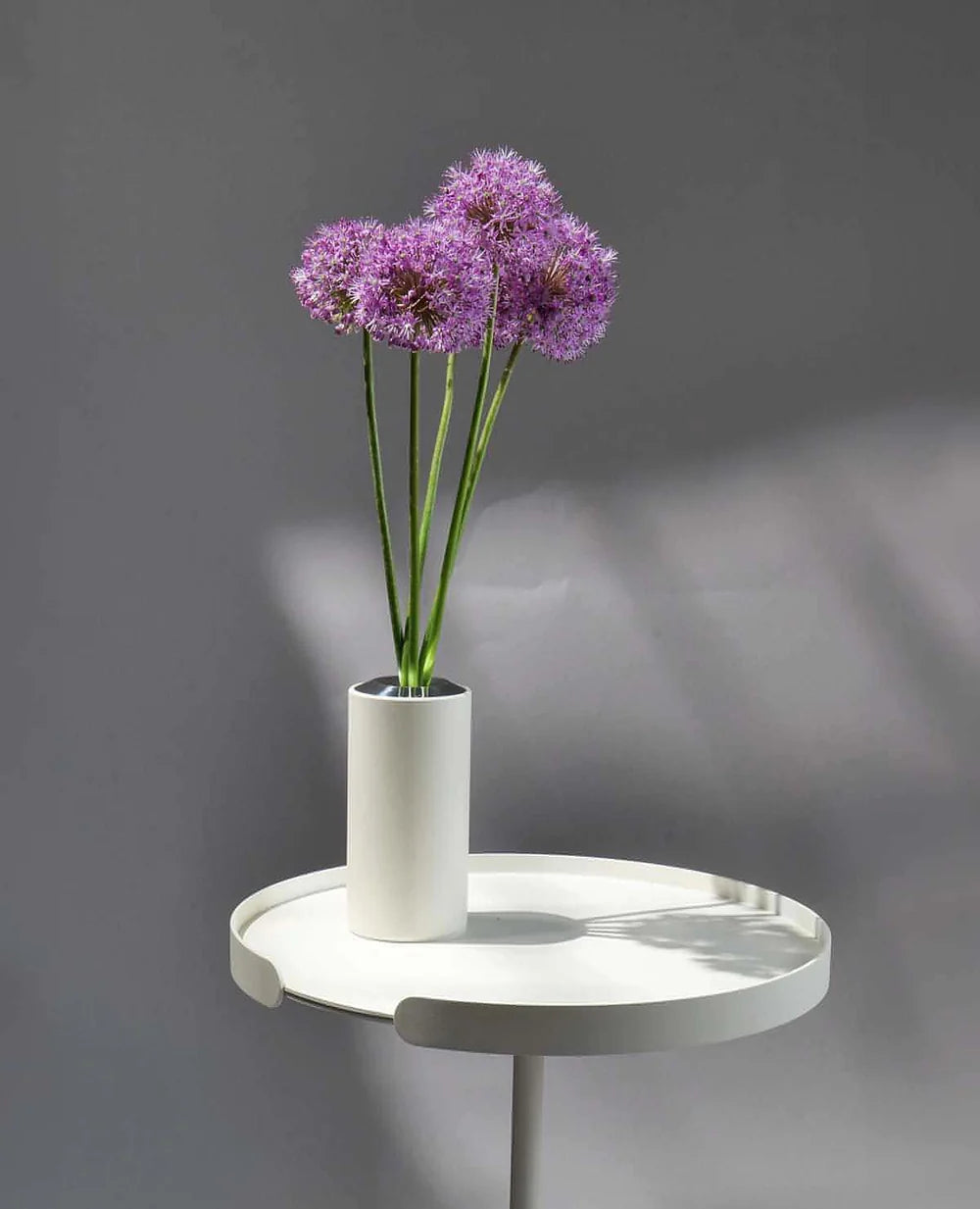 Ollie Beistelltisch aus wetterfestem Metall in Cremeweiß mit Serviertablett von Siqual Design Detailansicht