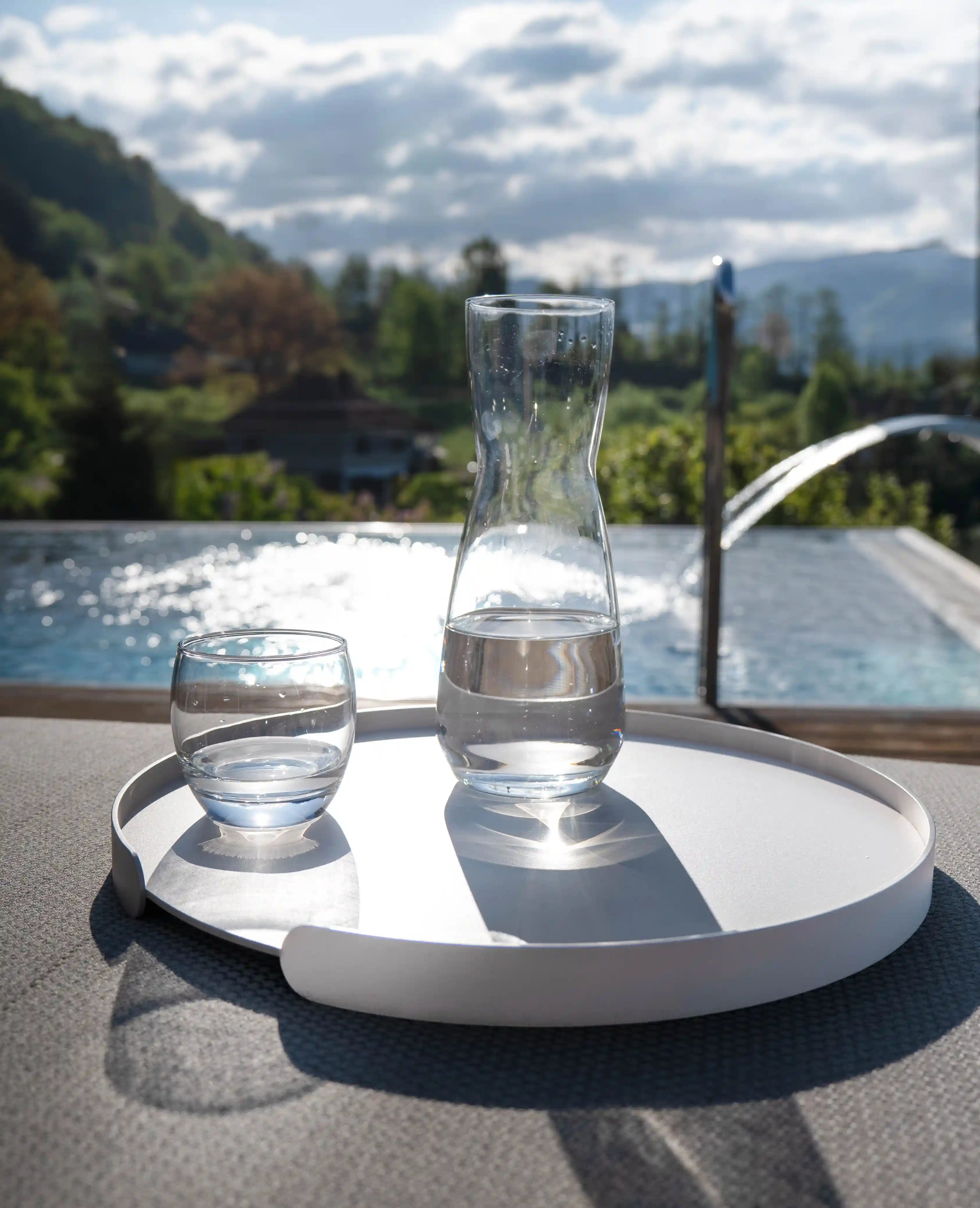 Weißes Lilo Tablett von Siqual Design am Pool – modernes Outdoor-Zubehör aus Metall