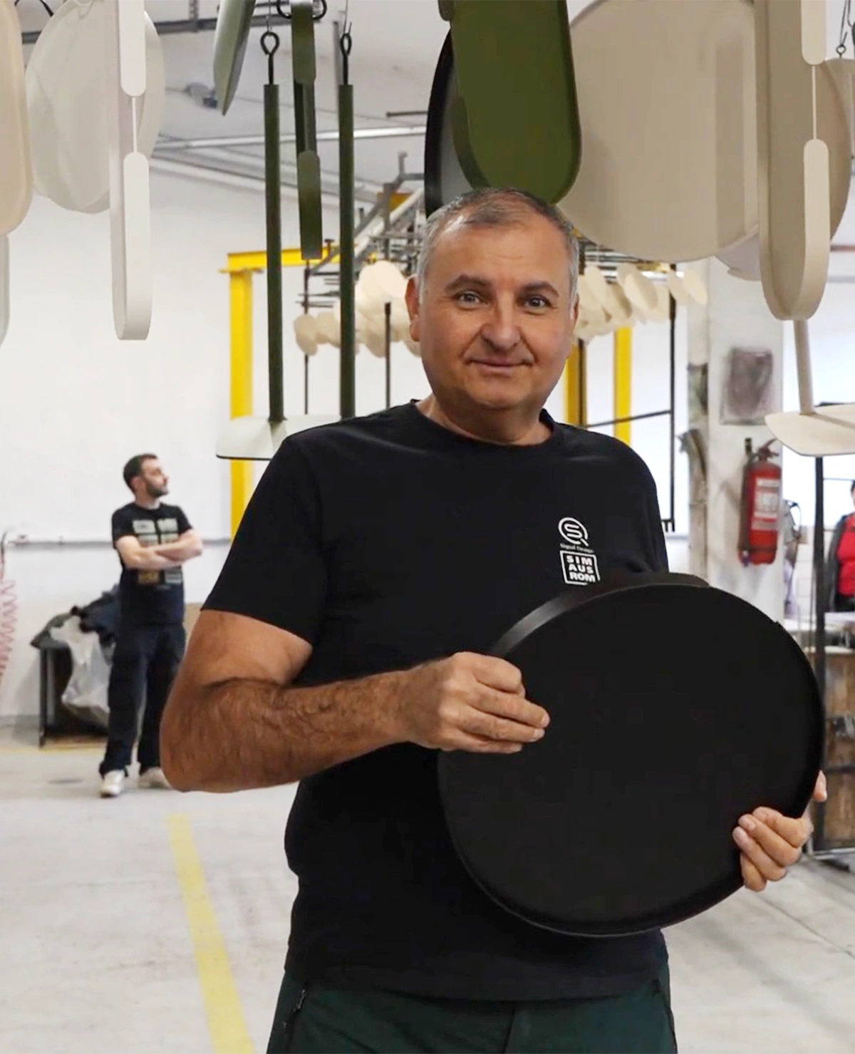 Georg in der Manufaktur von Siqual Design bei der Arbeit an Metallmöbeln
