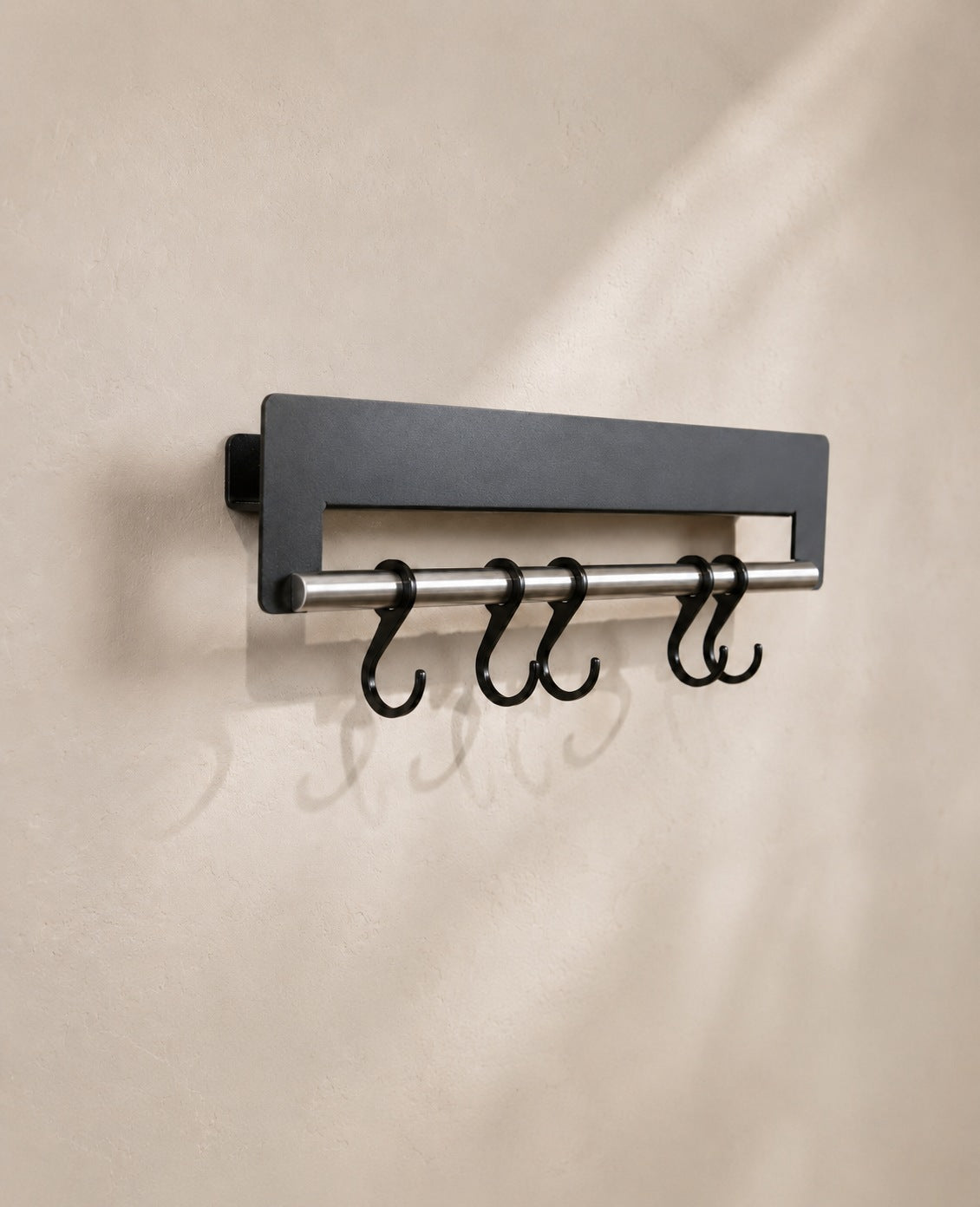Schwarze Metallgarderobe mit Ablage und Haken von Siqual Design für Flur, Küche, Bad oder Kinderzimmer