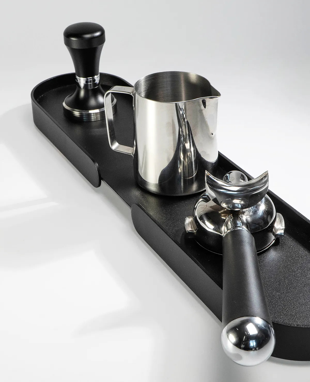 Schwarzes Design Tablett aus Metall von Siqual länglich mit klarer Form und Reling