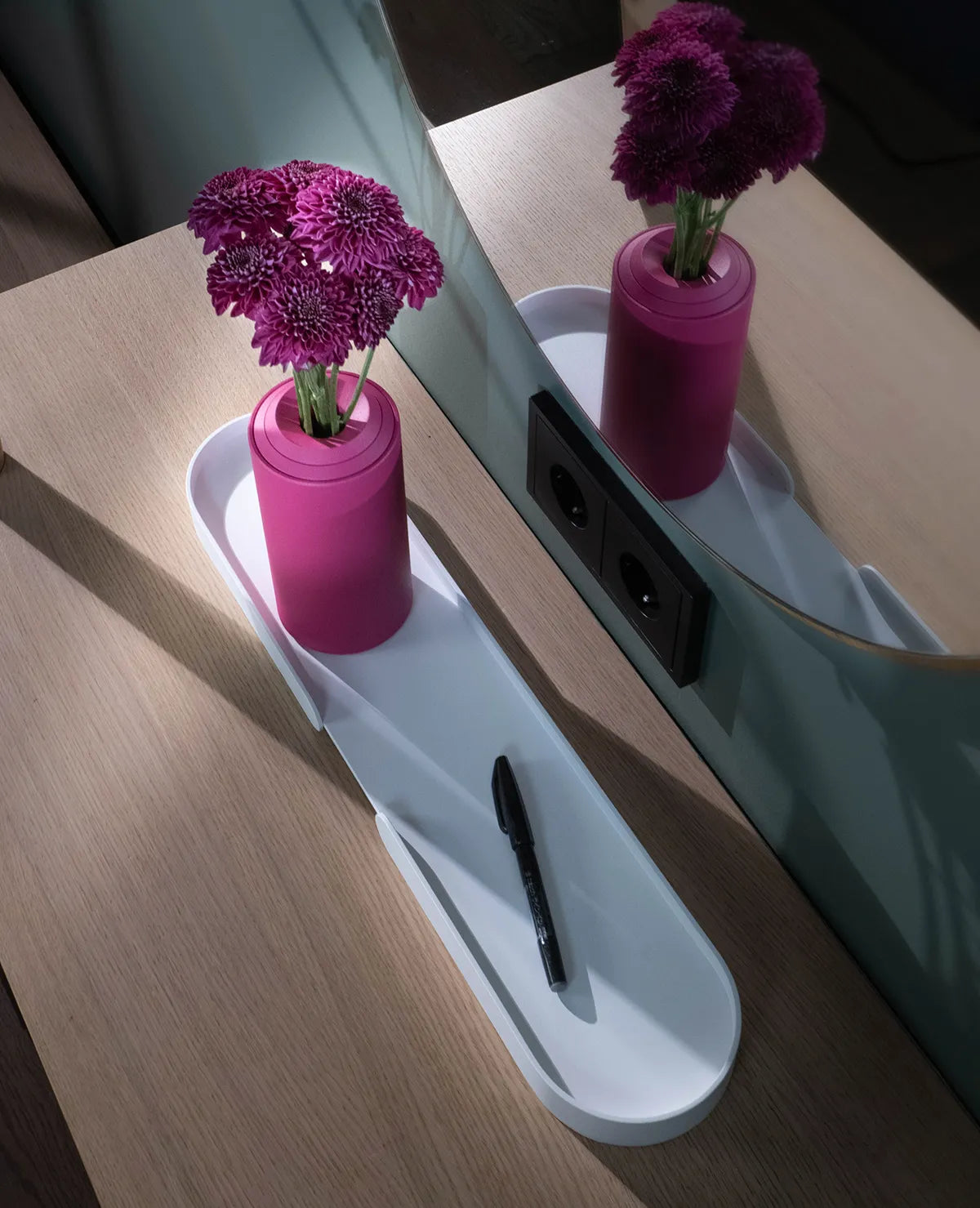 Weißes längliches Serviertablett aus Metall von Siqual Design mit erhöhter Reling