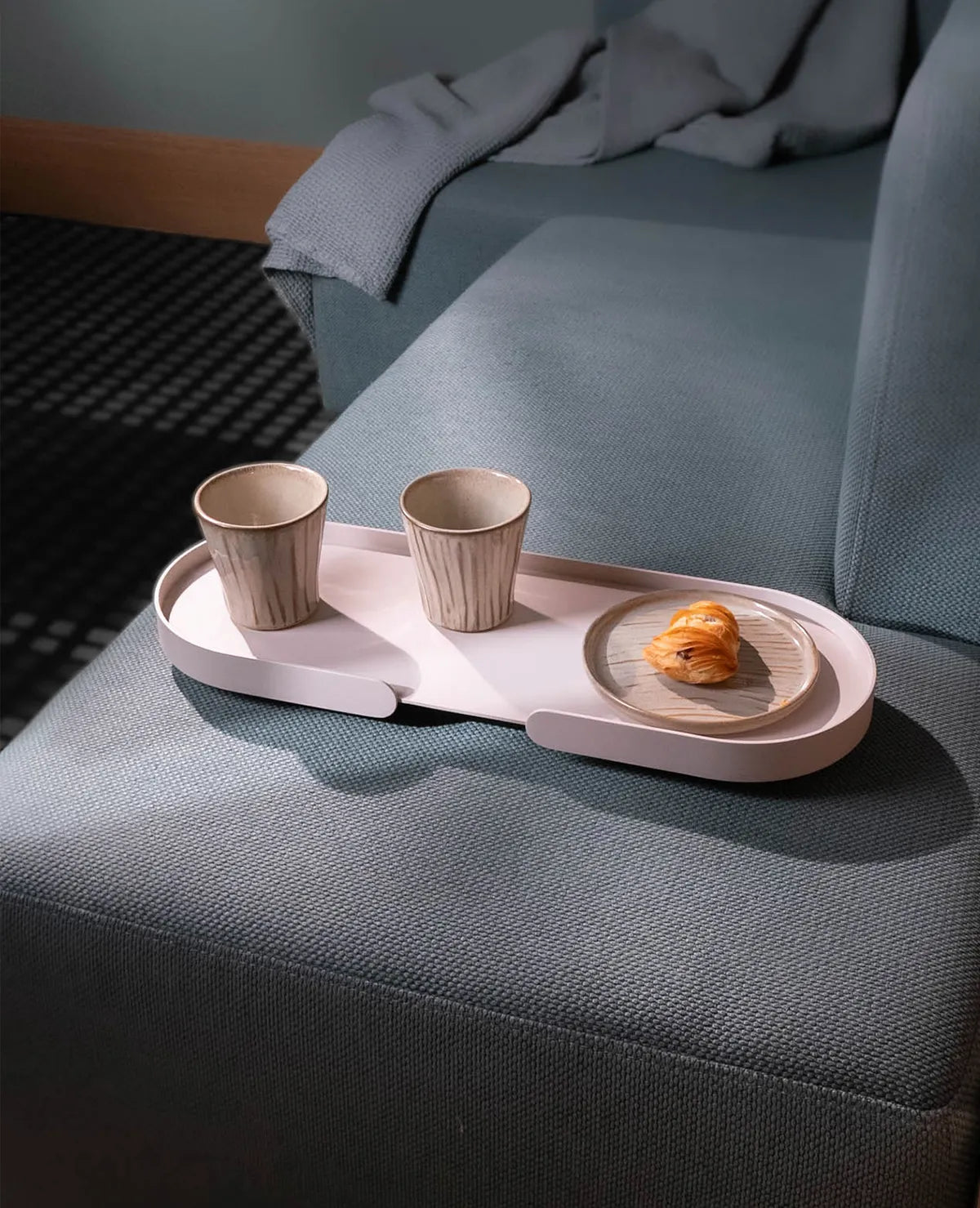 Großes, ovales Metall-Tablett mit Reling für Küche, Kaffeebar, Balkon