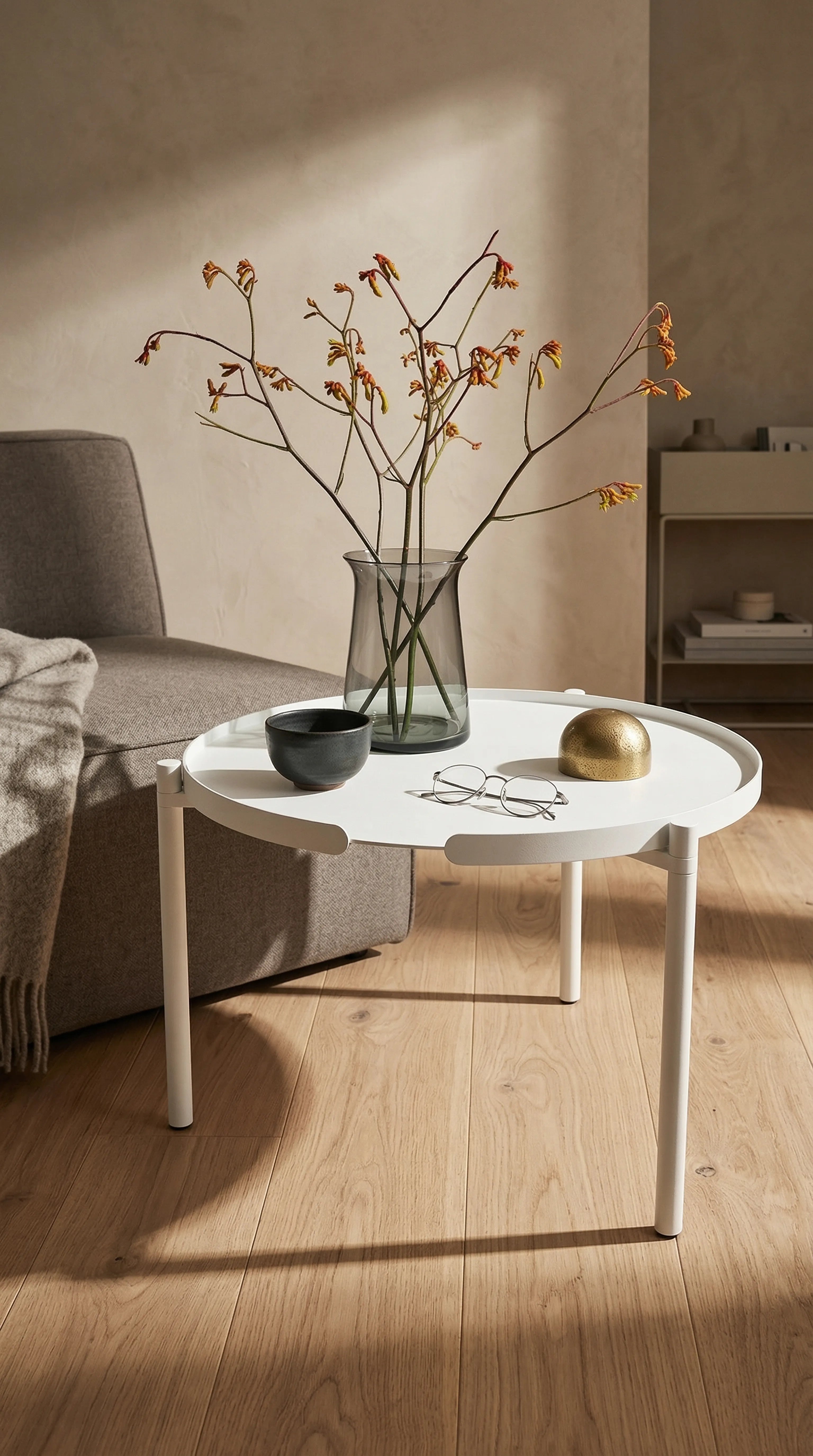Moderner Sofatisch aus Metall Orbis im Wohnzimmer am Sofa mit klarer, reduzierter Gestaltung
