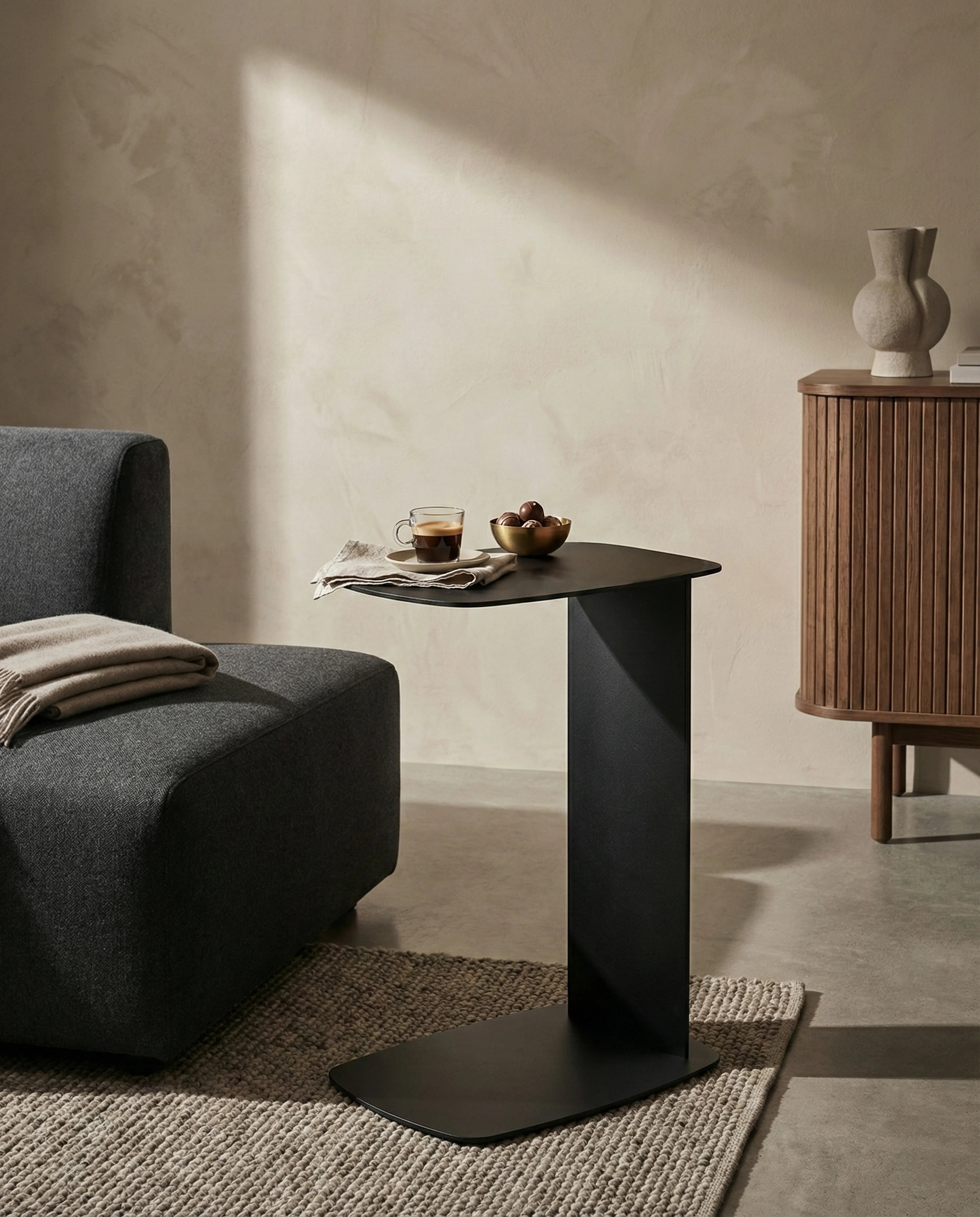 C-Form Sofatisch aus Metall Standby von Siqual Design am Sofa als flexible Ablage im Wohnbereich