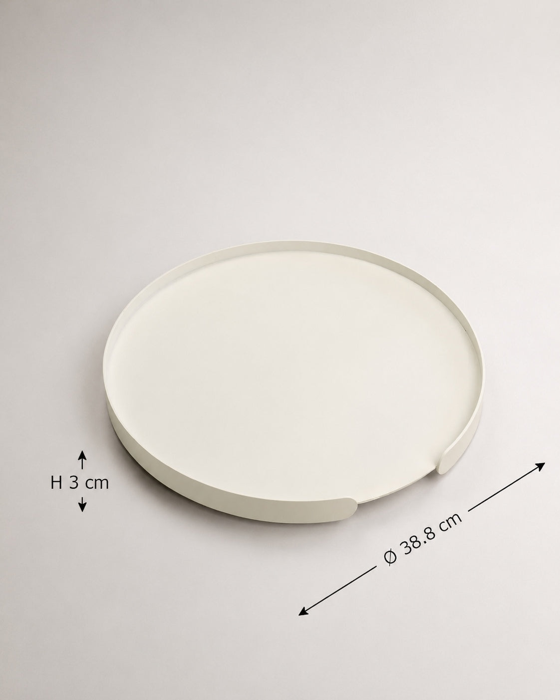 Weißes Tablett aus Metall von Siqual Design mit Maßangaben