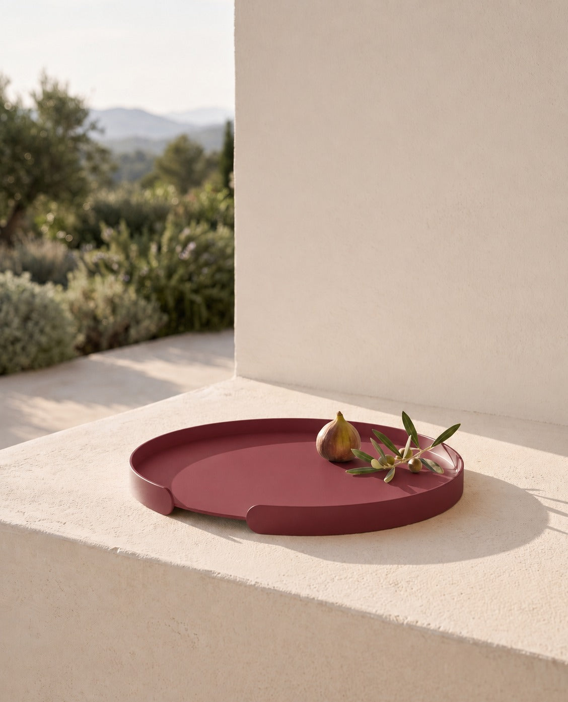 Purpurrotes, rundes Tablett aus Metall von Siqual Design als hochwertiges Serviertablett und Dekotablett für Zuhause