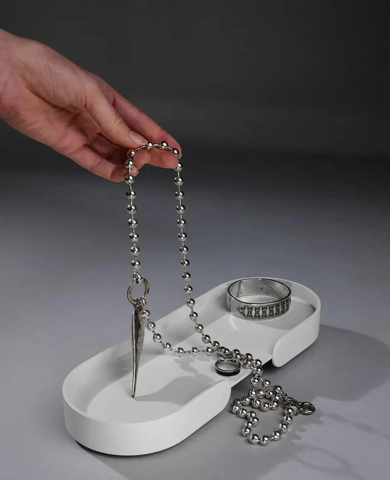 Weißes Mortimer-Tablett als elegante Schmuckablage für Ringe und Ketten