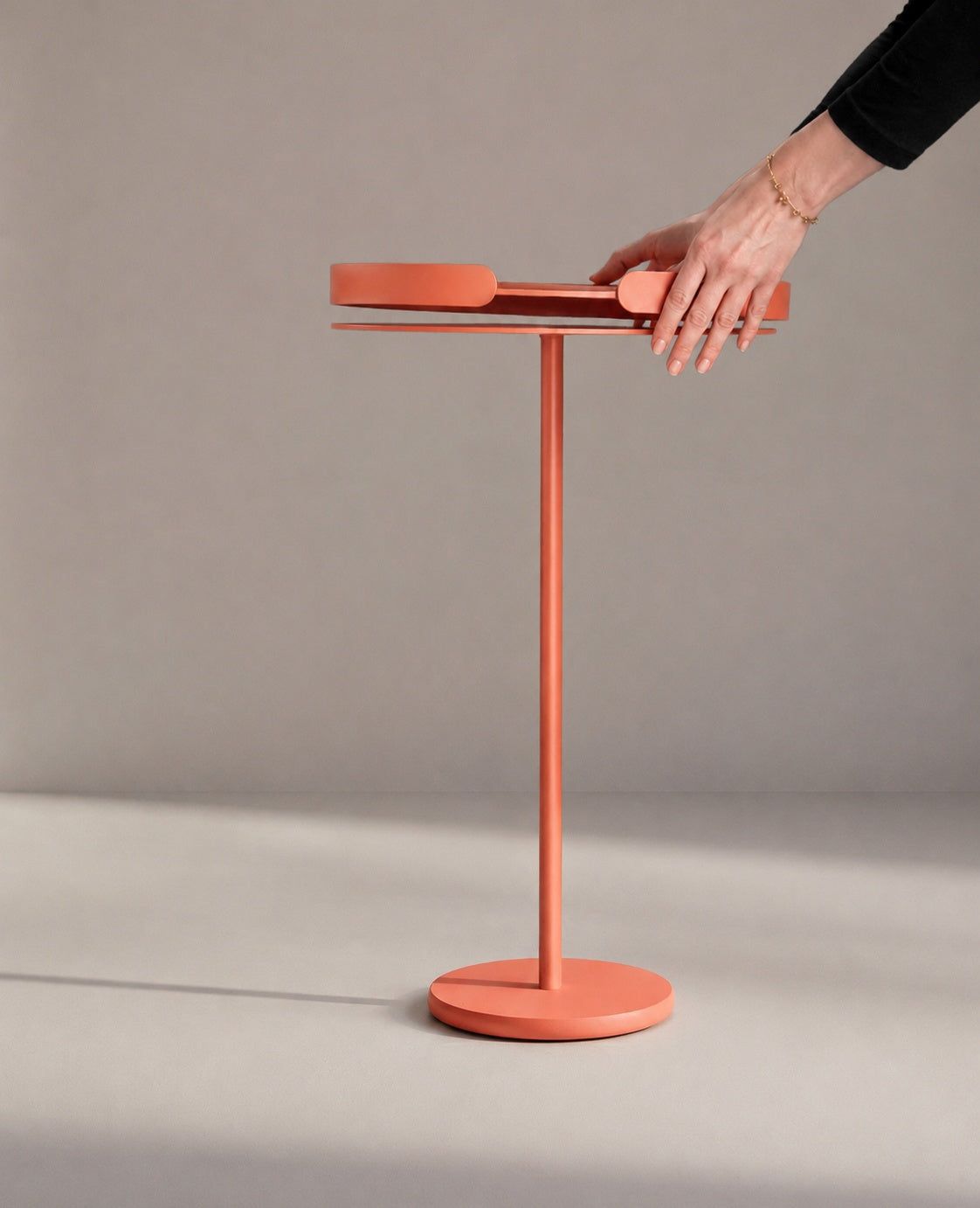 OLLIE - Wetterfester Beistelltisch aus Metall mit abnehmbarem Tablett