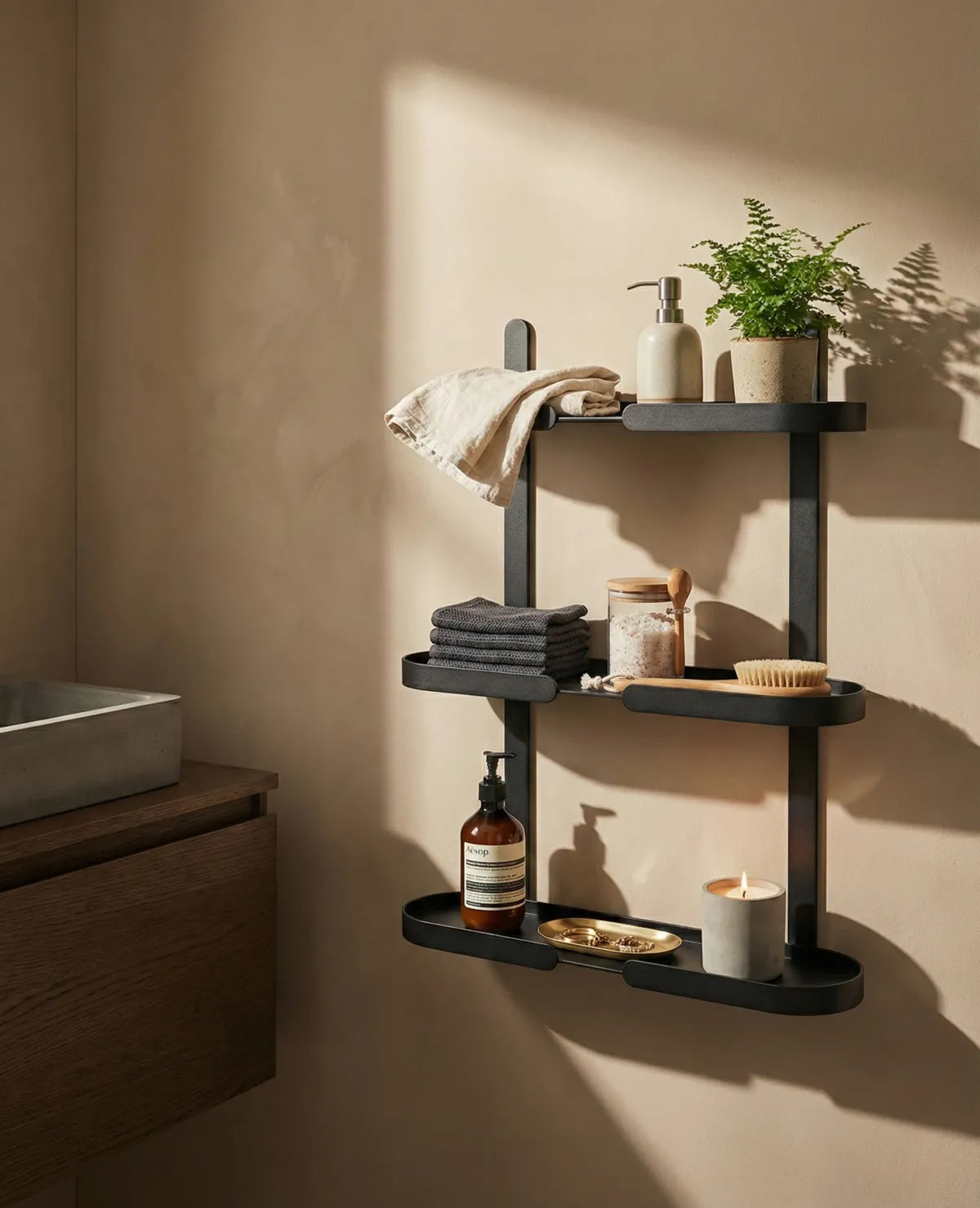 Wandregal aus Metall von Siqual Design im Badezimmer mit Pflegeprodukten und Handtüchern
